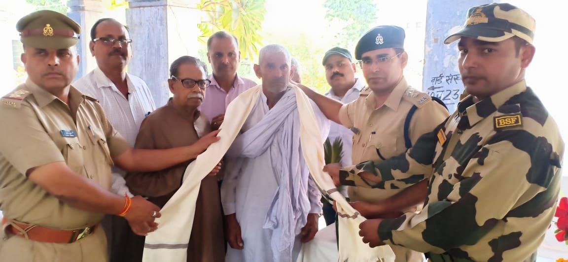 नकुड़ में शहीद संजीव कुमार के पिता पाल्लेराम को शाल ओढा कर सम्मानित करते अधिकारी नकुड़ में शहीद संजीव कुमार के पिता पाल्लेराम को शाल ओढा कर सम्मानित करते अधिकारी
