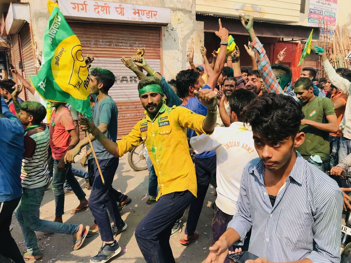 जेजेपी की जीत पर डांस कर खुशी जताते समर्थक। जेजेपी की जीत पर डांस कर खुशी जताते समर्थक।