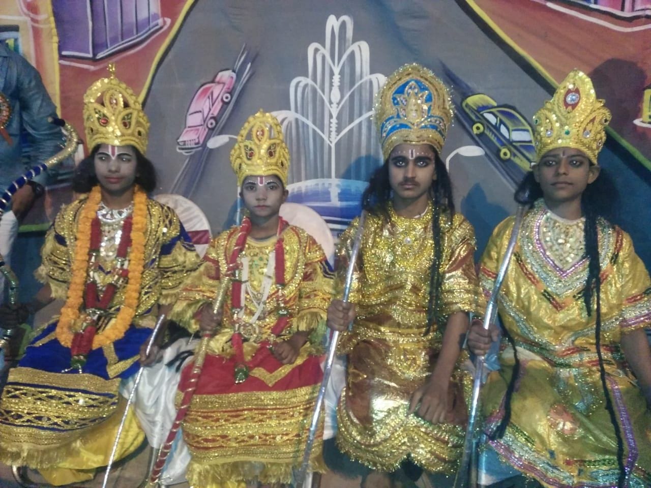 रानीगंज में आयोजित भरत मिलाप मेले में मंच पर बैठे राम भरत व लक्ष्मण शत्रुघन। रानीगंज में आयोजित भरत मिलाप मेले में मंच पर बैठे राम भरत व लक्ष्मण शत्रुघन।