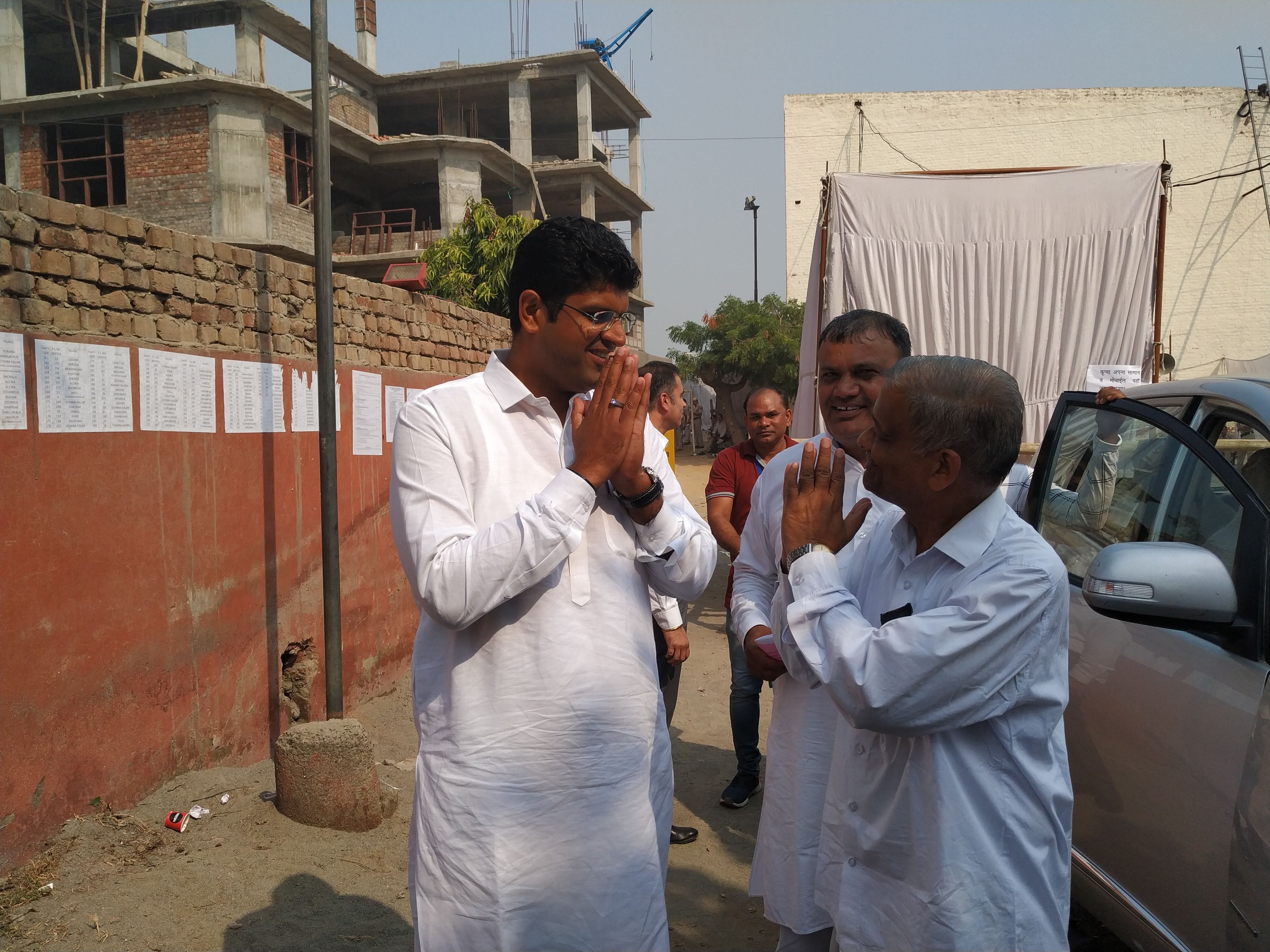 मतगणना केंद्र के बाहर लोगों का अभिवादन स्वीकार करते दुष्यंत चौटाला। मतगणना केंद्र के बाहर लोगों का अभिवादन स्वीकार करते दुष्यंत चौटाला।