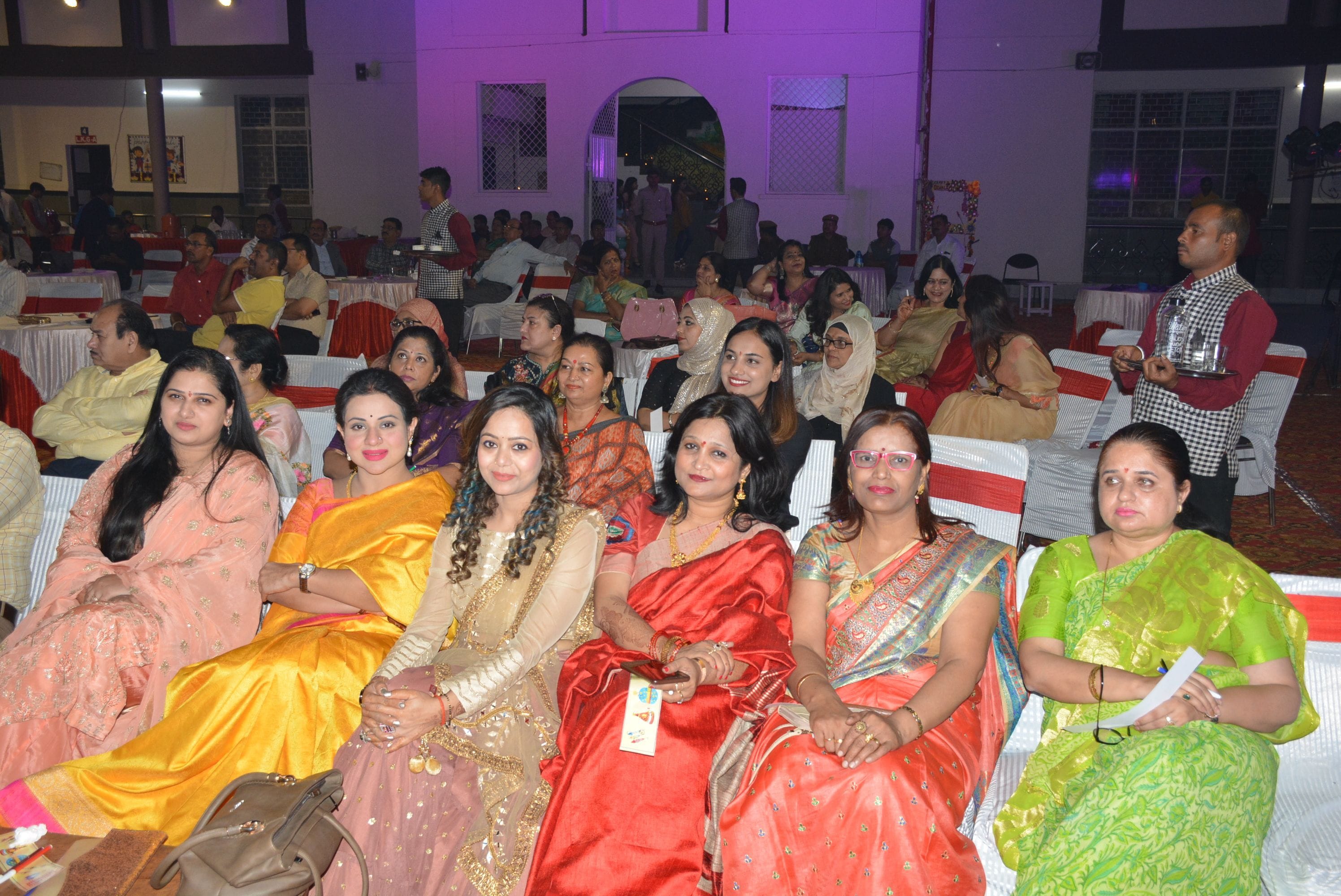 हैरीटेज इंटरनेशनल स्कूल में सास्कृति प्रस्तुति देखती अतिथि। हैरीटेज इंटरनेशनल स्कूल में सास्कृति प्रस्तुति देखती अतिथि।