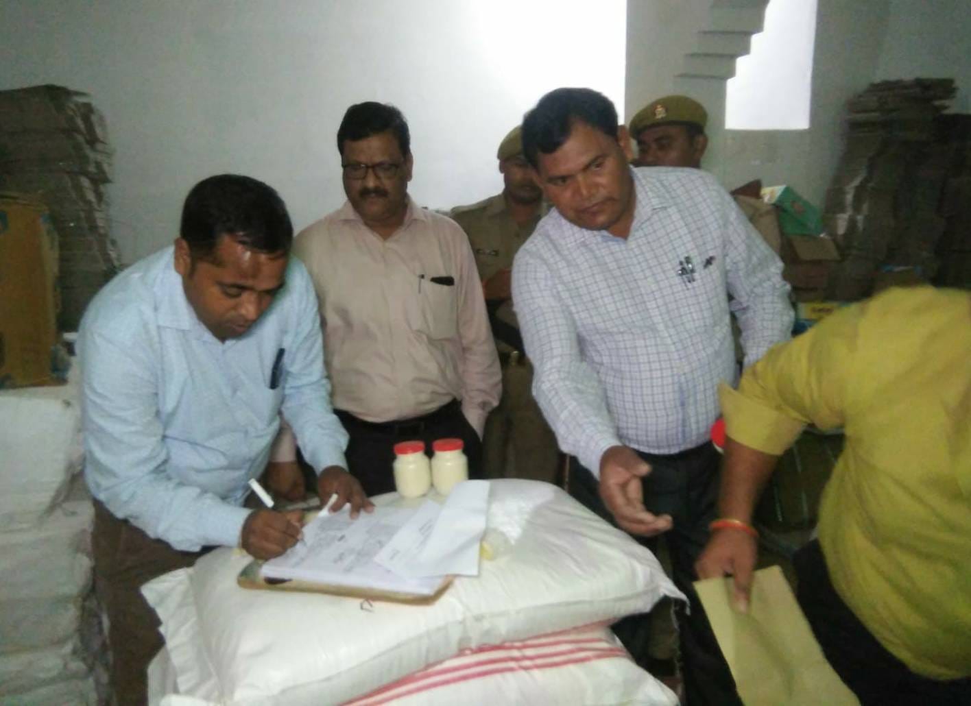 दक्षिणटोला थाना क्षेत्र के औरंगाबाद में सिटी मजिस्ट्रेट की छापेमारी में मिले मिलावटी बेचन को सी दक्षिणटोला थाना क्षेत्र के औरंगाबाद में सिटी मजिस्ट्रेट की छापेमारी में मिले मिलावटी बेचन को सी