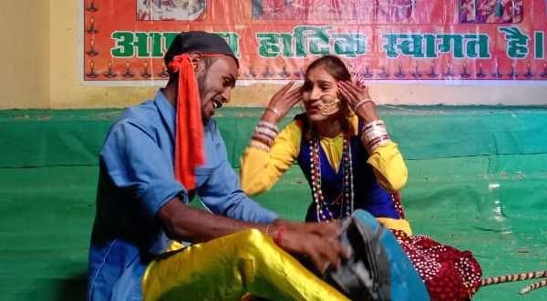खेतीखान के दीप महोत्सव में सांस्कृतिक कार्यक्रम प्रस्तुत करते कलाकार। खेतीखान के दीप महोत्सव में सांस्कृतिक कार्यक्रम प्रस्तुत करते कलाकार।