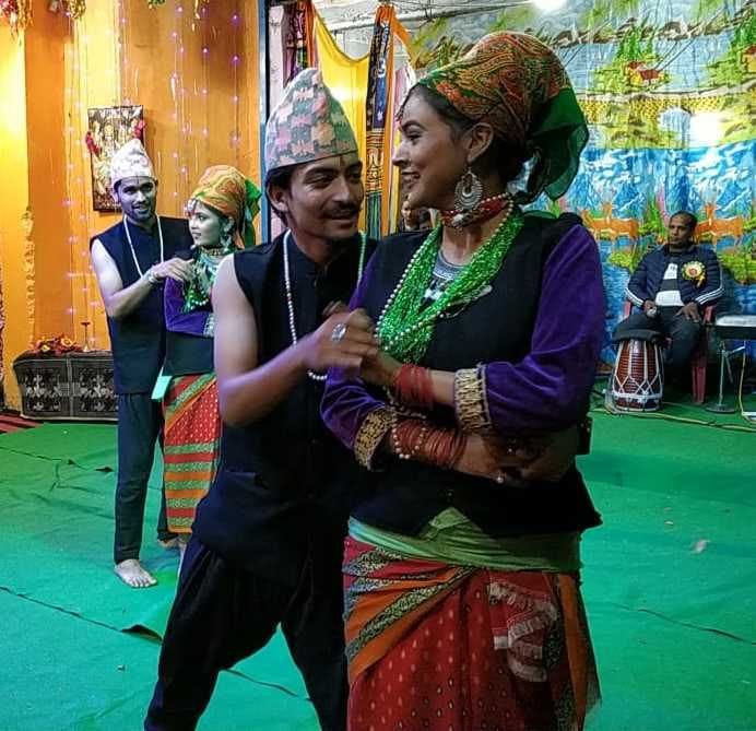 पुलहिंडोला के दीप महोत्सव में अपने फन का जौहर दिखाते कलाकार। पुलहिंडोला के दीप महोत्सव में अपने फन का जौहर दिखाते कलाकार।
