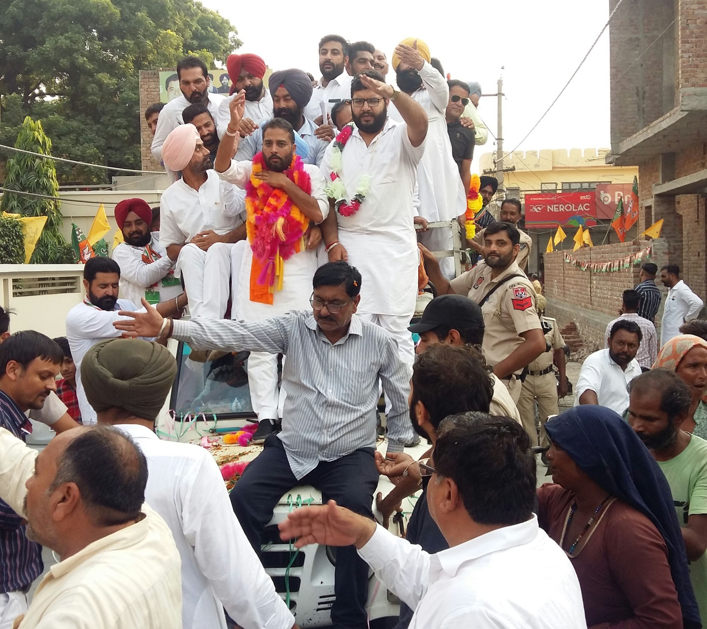जलालाबाद (फिरोजपुर) में जीत के बाद कांग्रेस प्रत्याशी रमिंदर आंवला लोगों का धन्यावाद करते हुए। जलालाबाद (फिरोजपुर) में जीत के बाद कांग्रेस प्रत्याशी रमिंदर आंवला लोगों का धन्यावाद करते हुए।