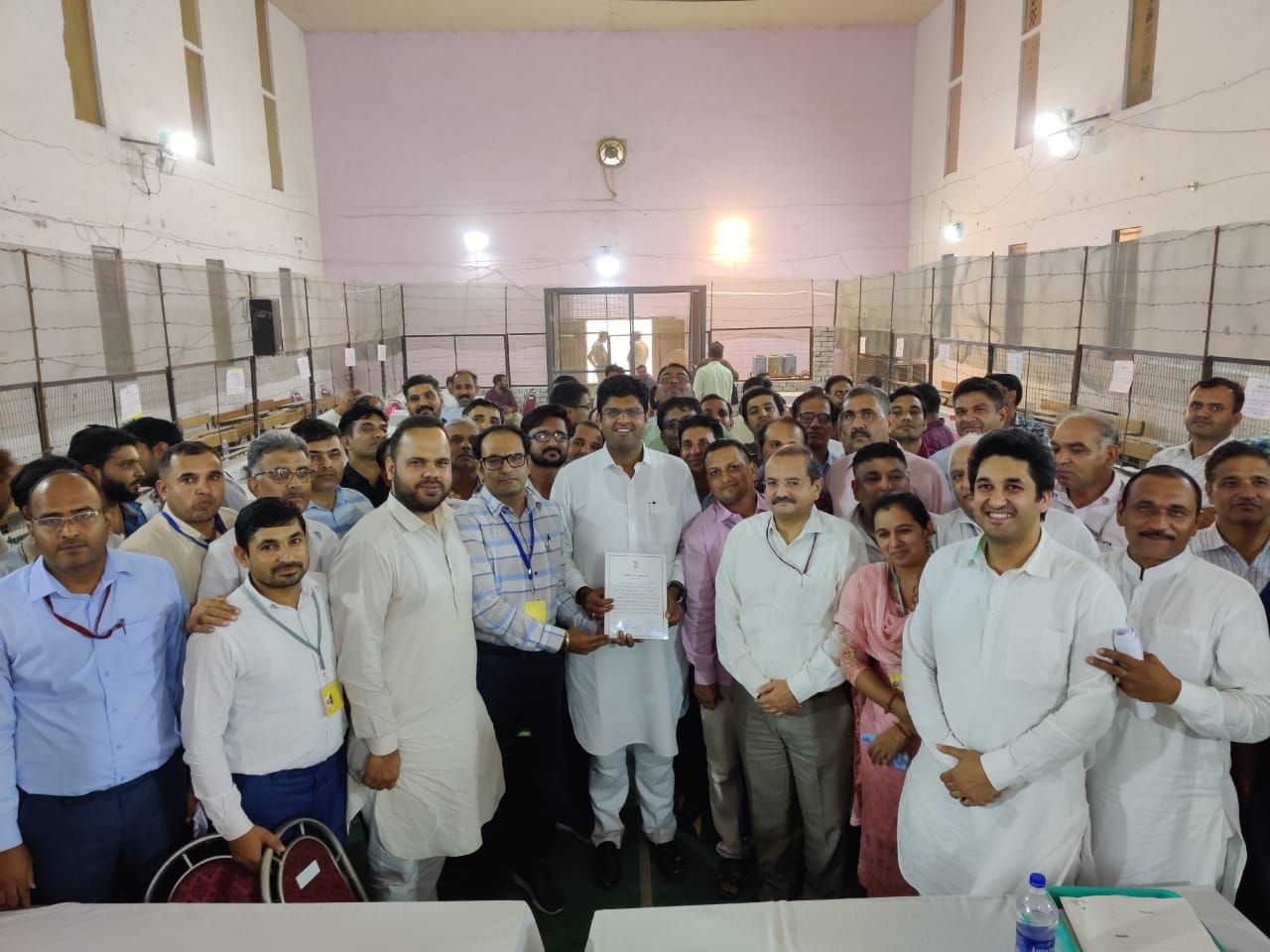 उचाना कलां विधानसभा क्षेत्र से जीतने के बाद निर्वाचन अधिकारी राजेश कोथ से प्रमाण पत्र प्राप्त क? उचाना कलां विधानसभा क्षेत्र से जीतने के बाद निर्वाचन अधिकारी राजेश कोथ से प्रमाण पत्र प्राप्त क?