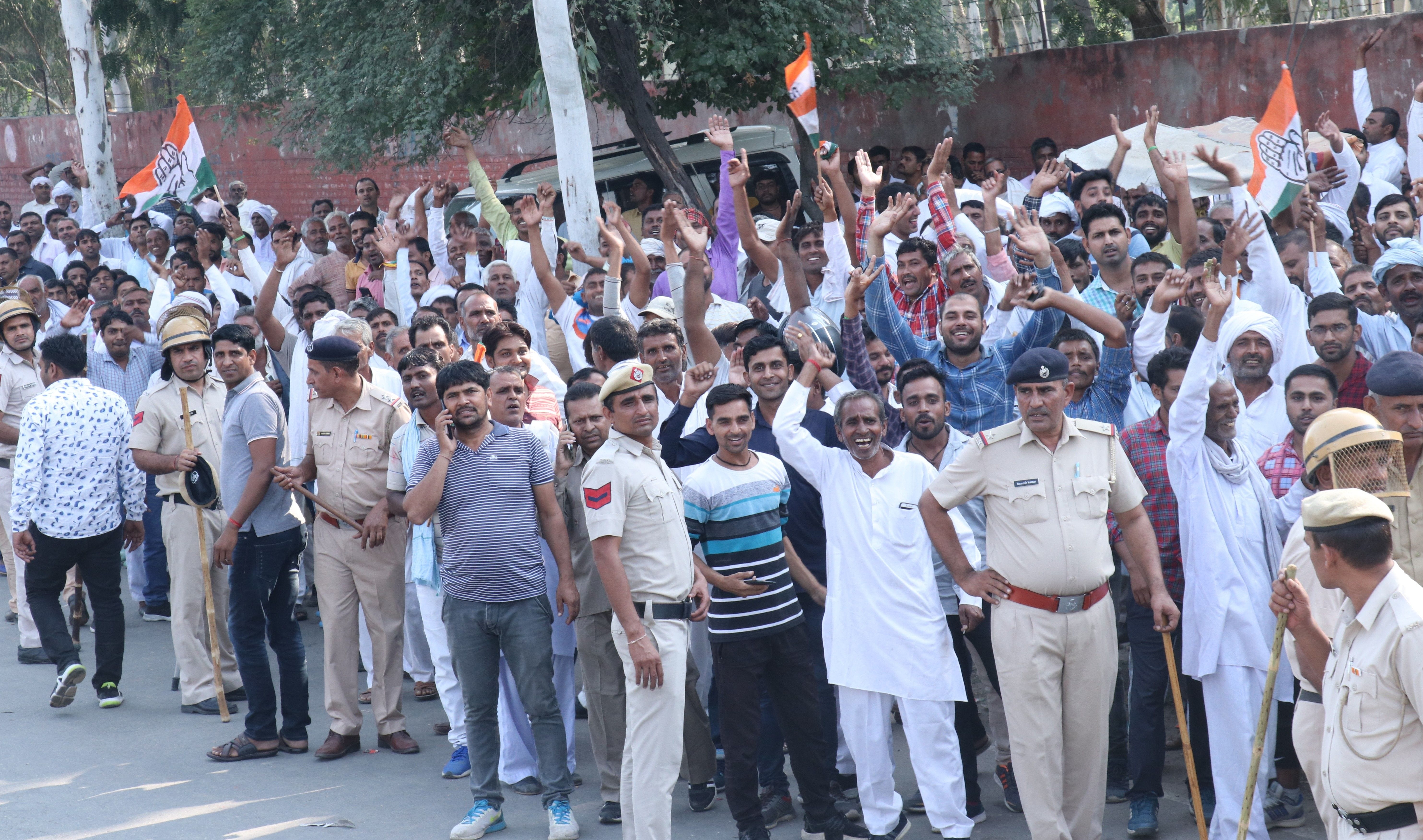 126 फोटो मतगणना केंद्र से 200 मीटर दूर दायरे के बाहर खड़े समर्थकों की भीड़ को नियंत्रित करते पुलिस कर? 126 फोटो मतगणना केंद्र से 200 मीटर दूर दायरे के बाहर खड़े समर्थकों की भीड़ को नियंत्रित करते पुलिस कर?