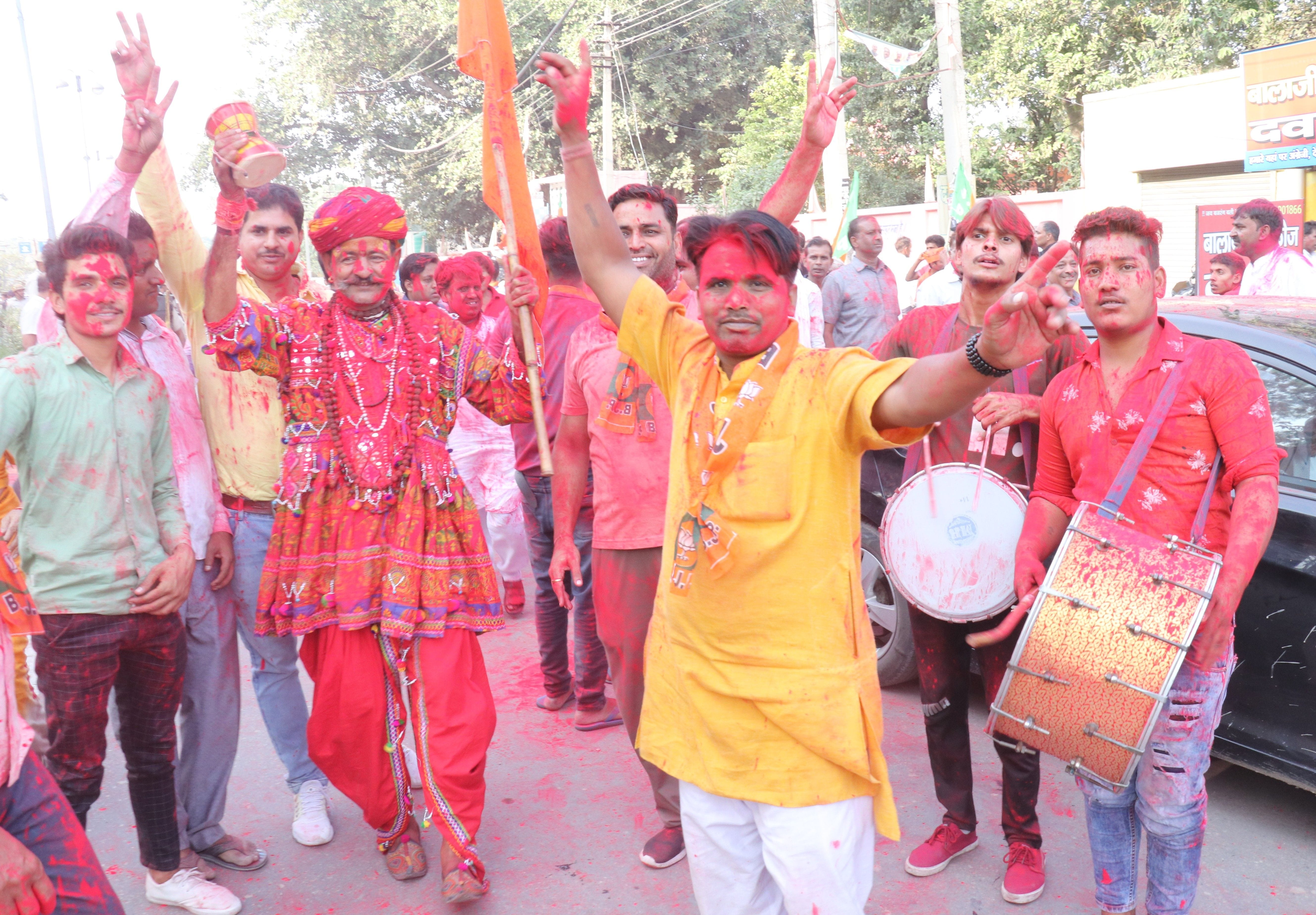 131 फोटो जीत का खूब उड़ा गुलाल....भिवानी विधानसभा क्षेत्र से विधायक घनश्याम सर्राफ की जीत के बाद जश्न 131 फोटो जीत का खूब उड़ा गुलाल....भिवानी विधानसभा क्षेत्र से विधायक घनश्याम सर्राफ की जीत के बाद जश्न