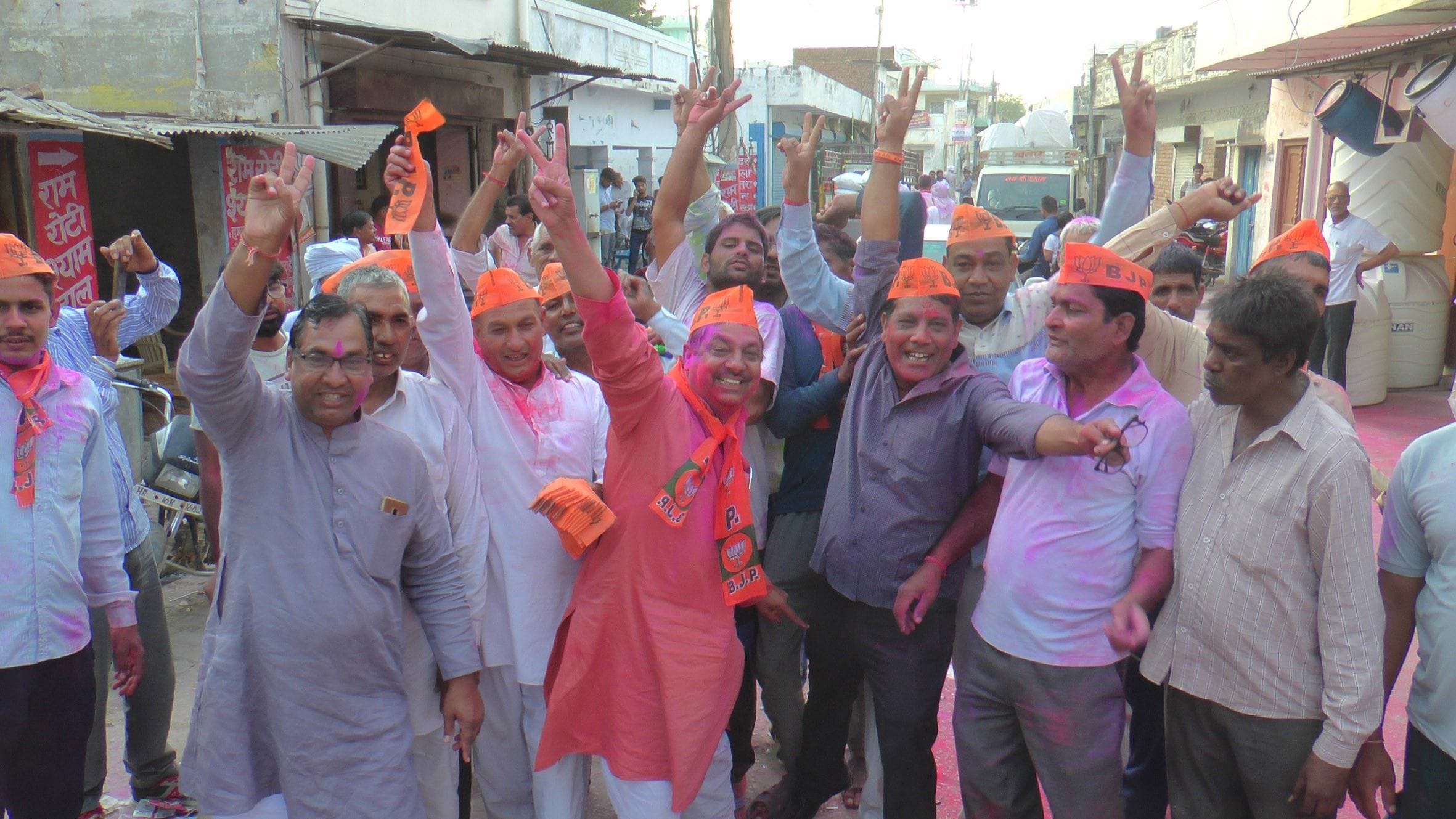 142 फोटो बहल में लोहारू से भाजपा प्रत्याशी की जीत का जश्न मनाते हुए कार्यकर्ता। 142 फोटो बहल में लोहारू से भाजपा प्रत्याशी की जीत का जश्न मनाते हुए कार्यकर्ता।