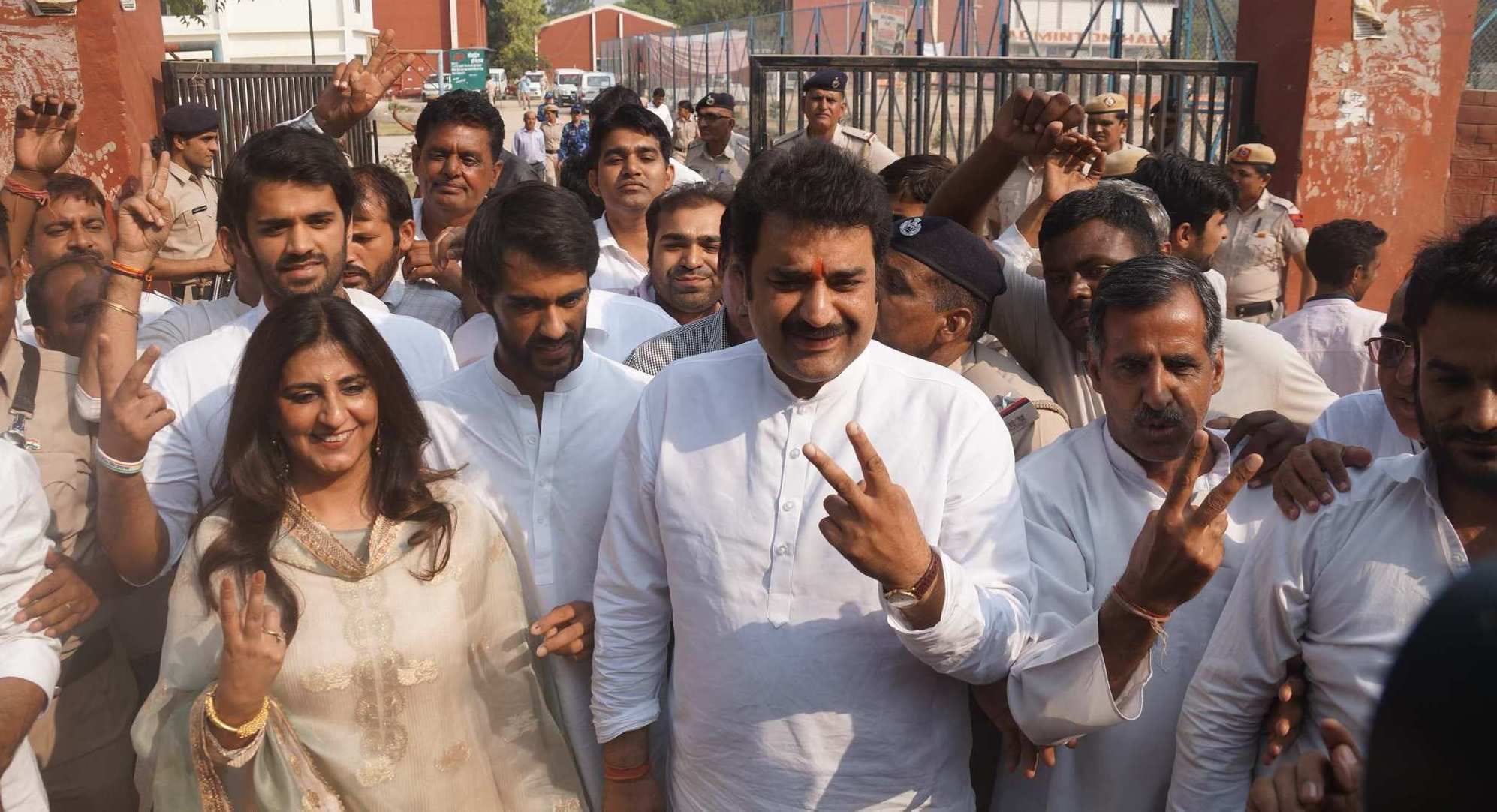 आदमपुर से चुनाव जीतने के बाद खुशी जाहिर करते कांग्रेस नेता कुलदीप बिश्नोई। साथ हैं उनकी पत्नी रे? आदमपुर से चुनाव जीतने के बाद खुशी जाहिर करते कांग्रेस नेता कुलदीप बिश्नोई। साथ हैं उनकी पत्नी रे?