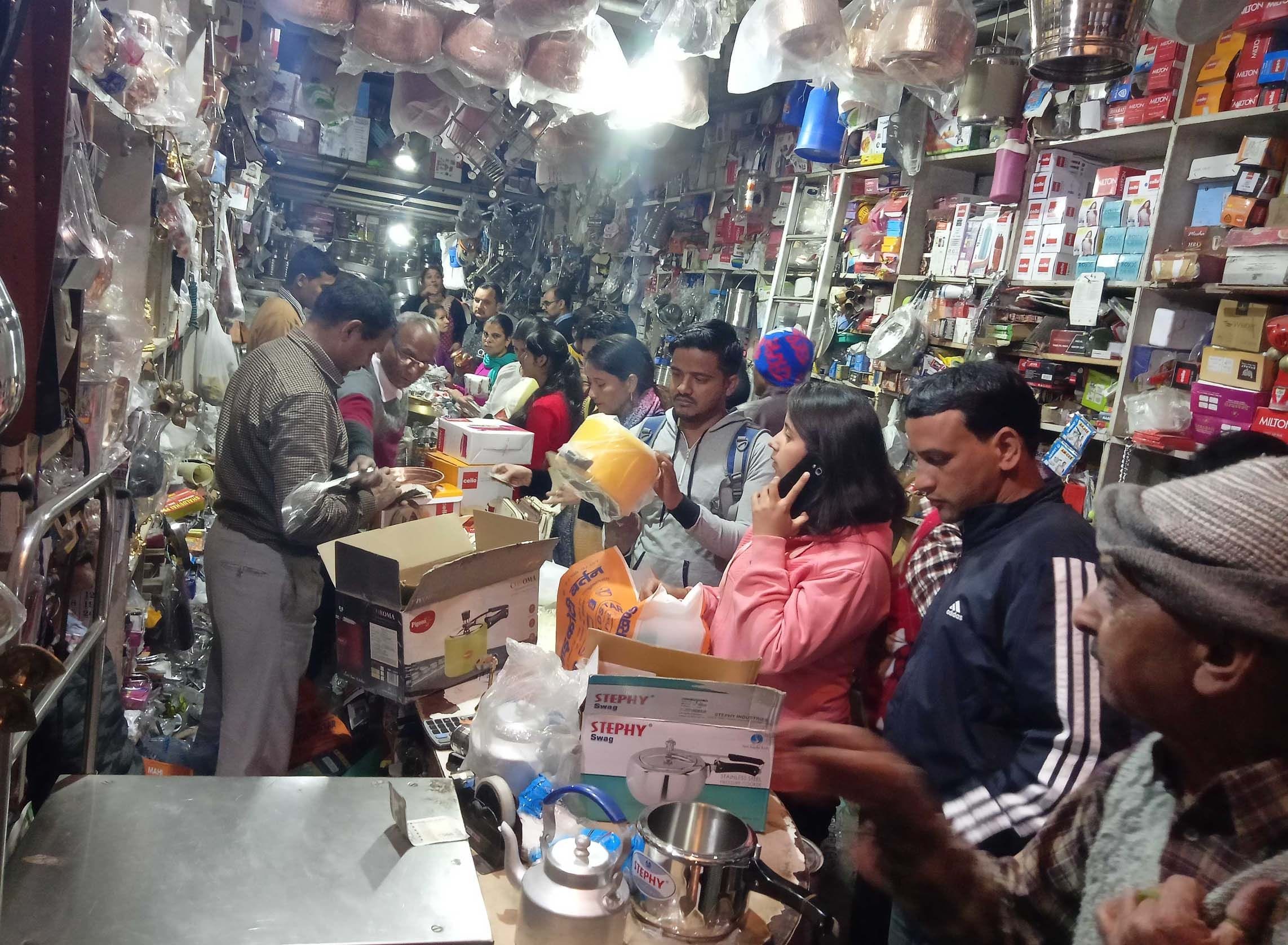 चंपावत में धन तेरस में बर्तन की दुकान में खरीदारी करते लोग। चंपावत में धन तेरस में बर्तन की दुकान में खरीदारी करते लोग।