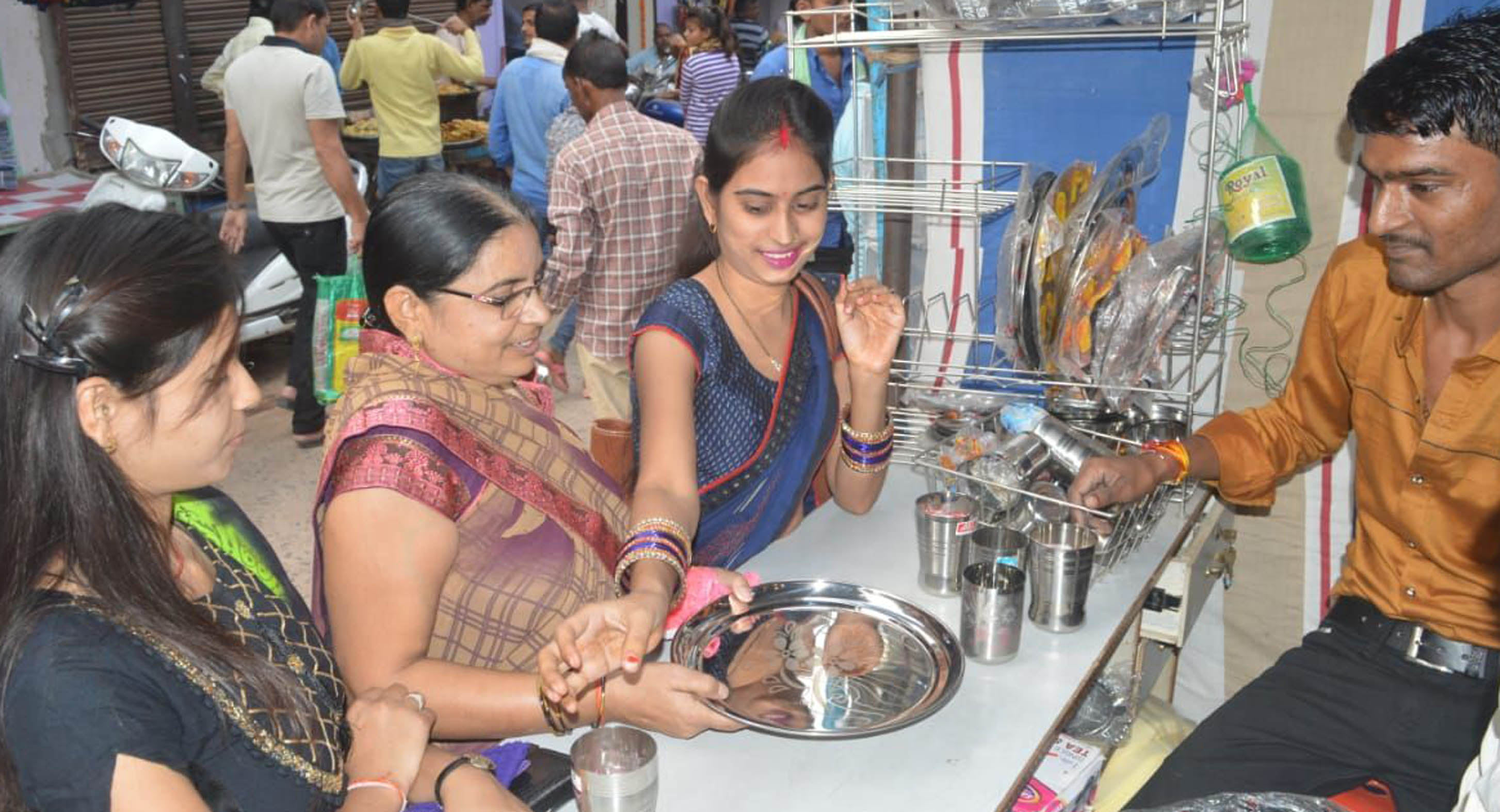 धनतेरस शगुन में बर्तन खरीदतीं महिलाएं। धनतेरस शगुन में बर्तन खरीदतीं महिलाएं।