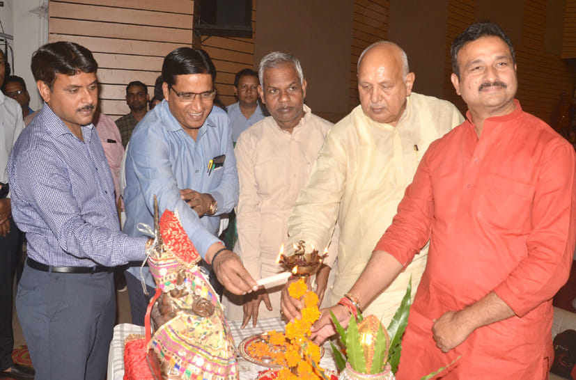 कन्या सुमंगला योजना के तहत जनमंच में आयोजित कार्यक्रम का दीप जलाकर शुभारंभ करते मंत्री सूर्य प्?