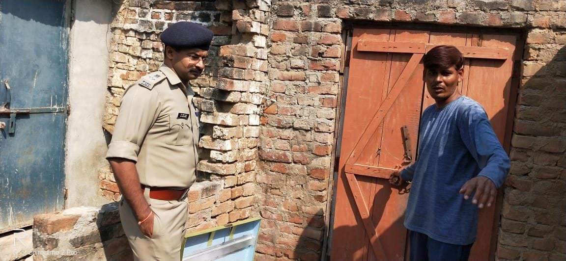 घटनास्थल पर एसपी सतीश कुमार को जानकारी देता युवक घटनास्थल पर एसपी सतीश कुमार को जानकारी देता युवक