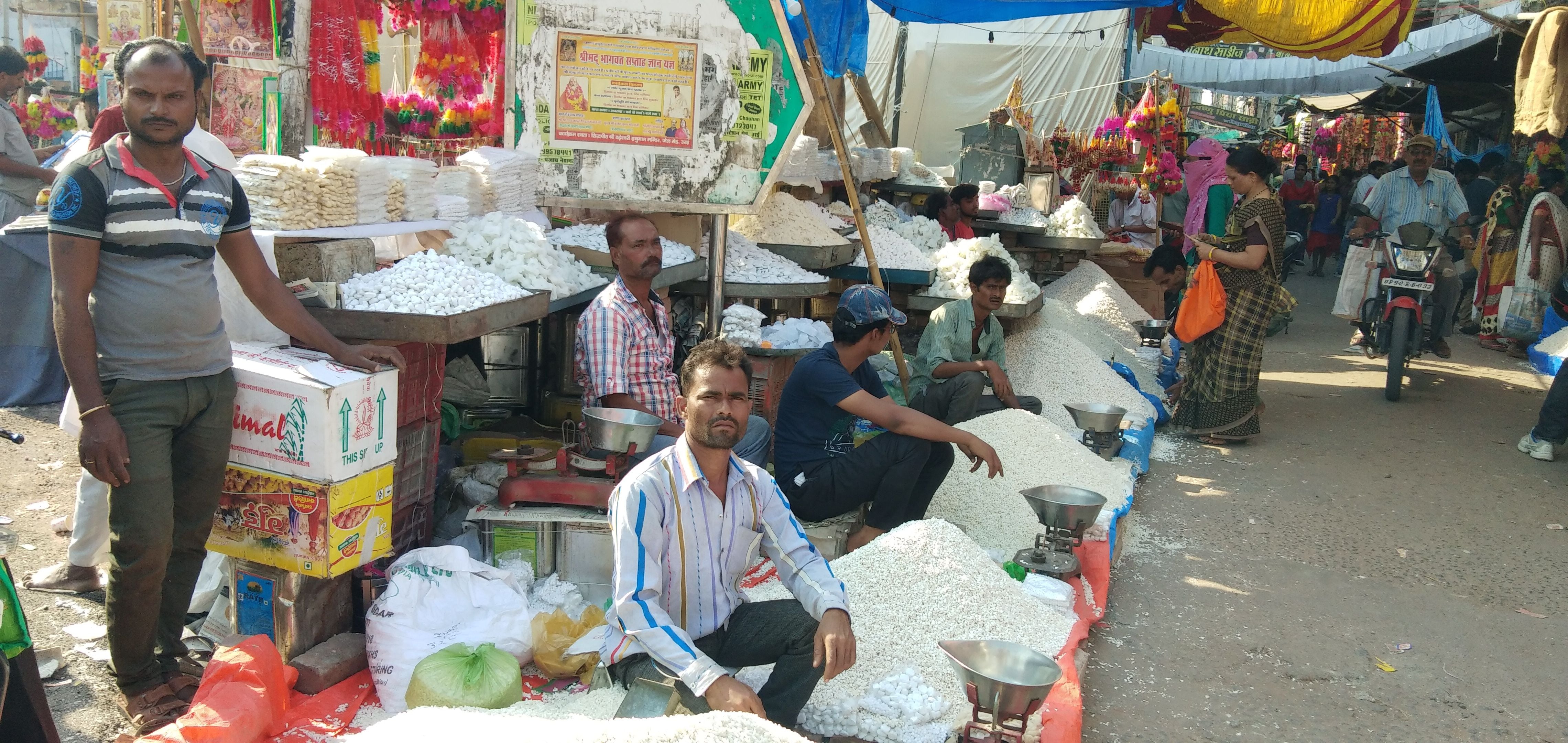 ाजार में खीले गट्टे की सजी दुकाने ाजार में खीले गट्टे की सजी दुकाने