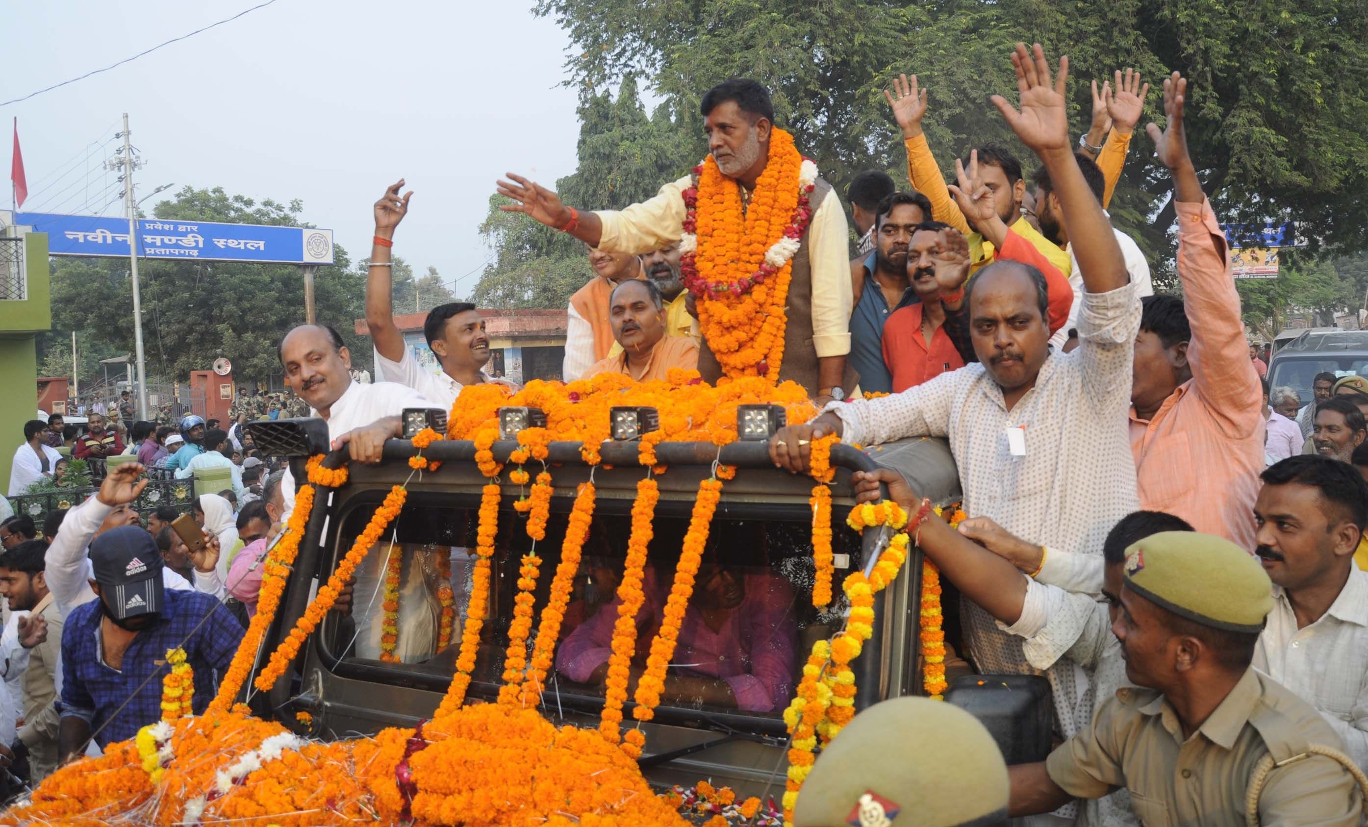 प्रतापगढ़ सदर विधानसभा उप चुनाव में जीत के बाद महुली मंडी में निकले विजय जुलूस में समर्थकों का अभ