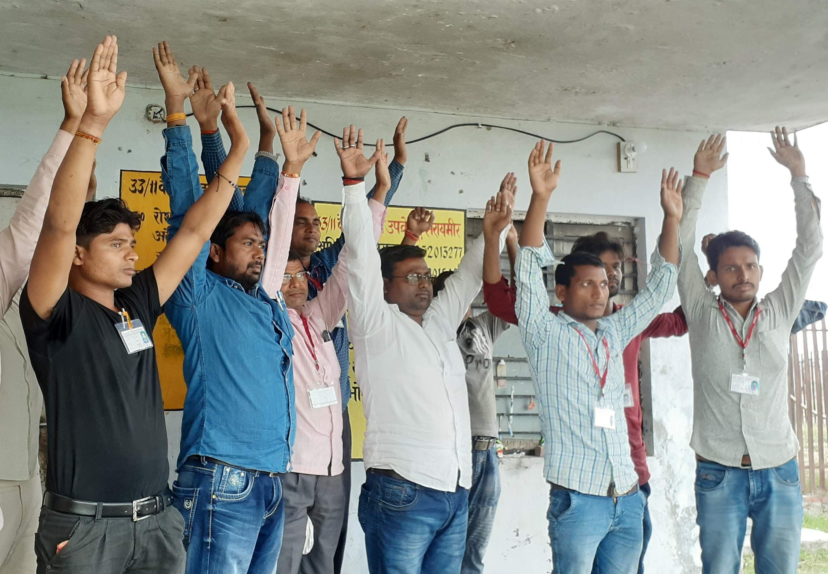विद्युत उपकेंद्र सरायमीर में प्रदर्शन करते कर्मचारी। विद्युत उपकेंद्र सरायमीर में प्रदर्शन करते कर्मचारी।