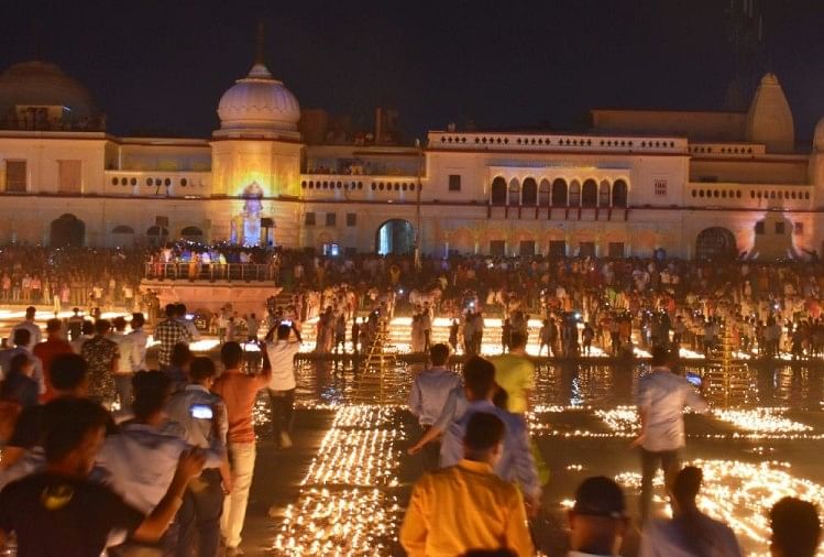 Pics Of Diwali Celebration In Ayodhya. लाखों दीपों से जगमगा उठी राम