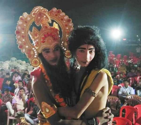 सगरा सुन्दरपुर में आयोजित भरत मिलाप मेले में गले मिलते राम व भरत।