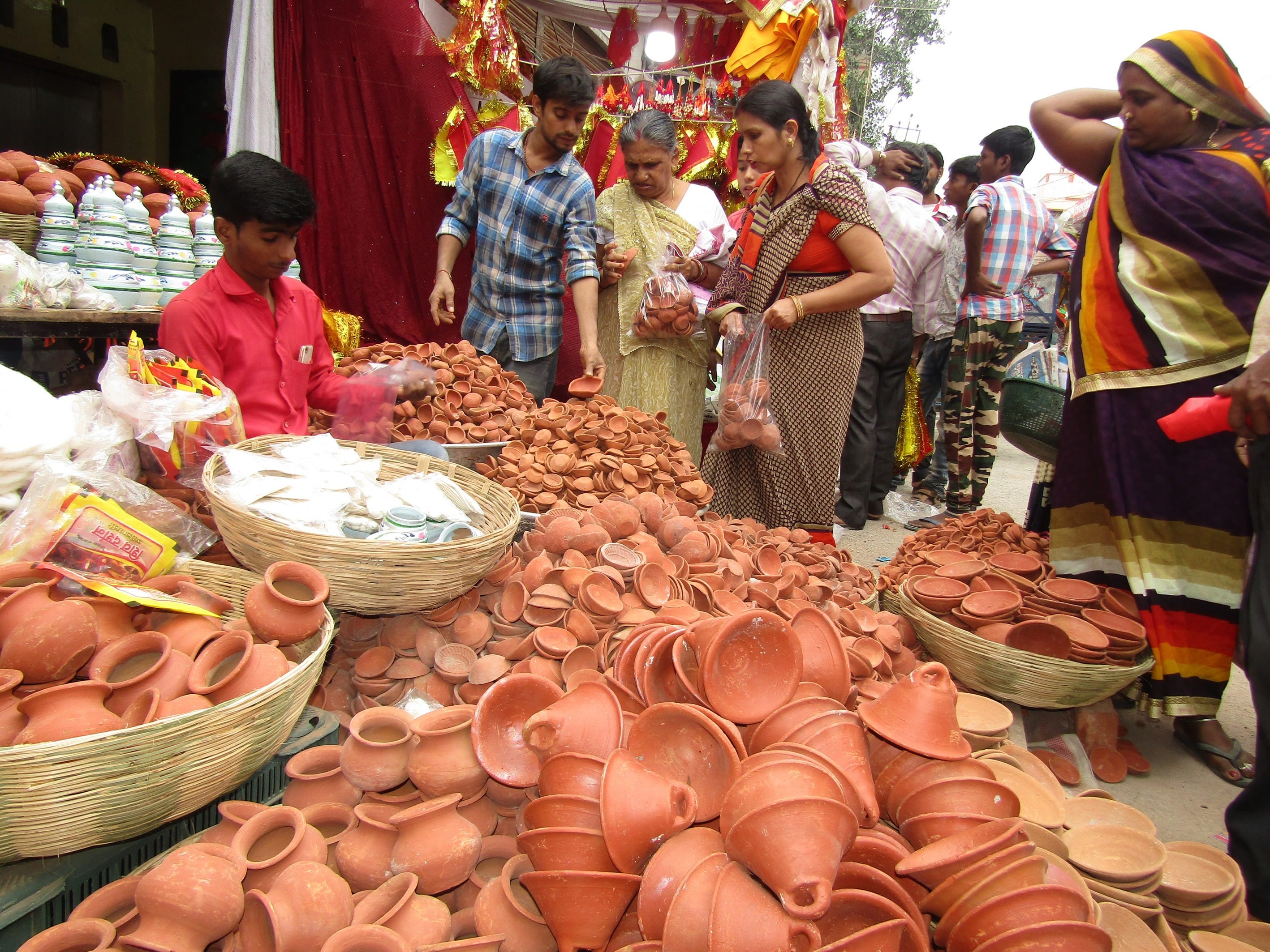 राबर्ट्सगंज में दीपावली की तैयारी पर दीप की खरीदारी करते लोग।