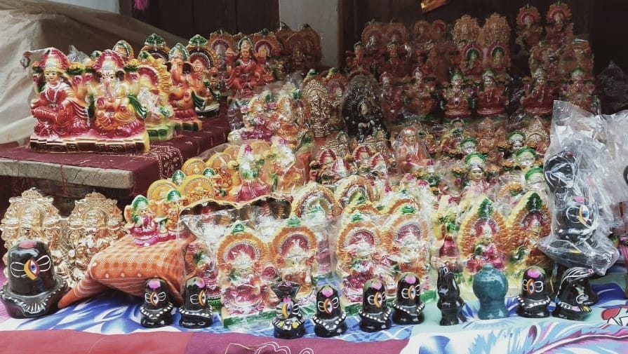 दुद्घी बाजार में गणेश लक्ष्मी के प्रतिमाओं की सजी दुकान।