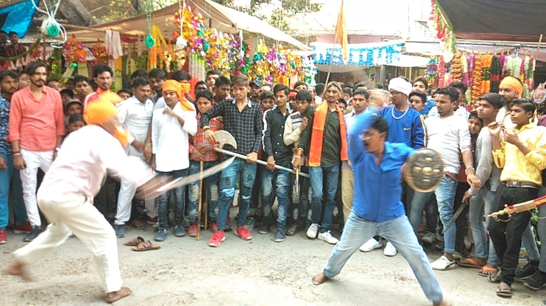 थानाभवन हनुमान जयंती पर पटे का करतब दिखाते लोग थानाभवन हनुमान जयंती पर पटे का करतब दिखाते लोग
