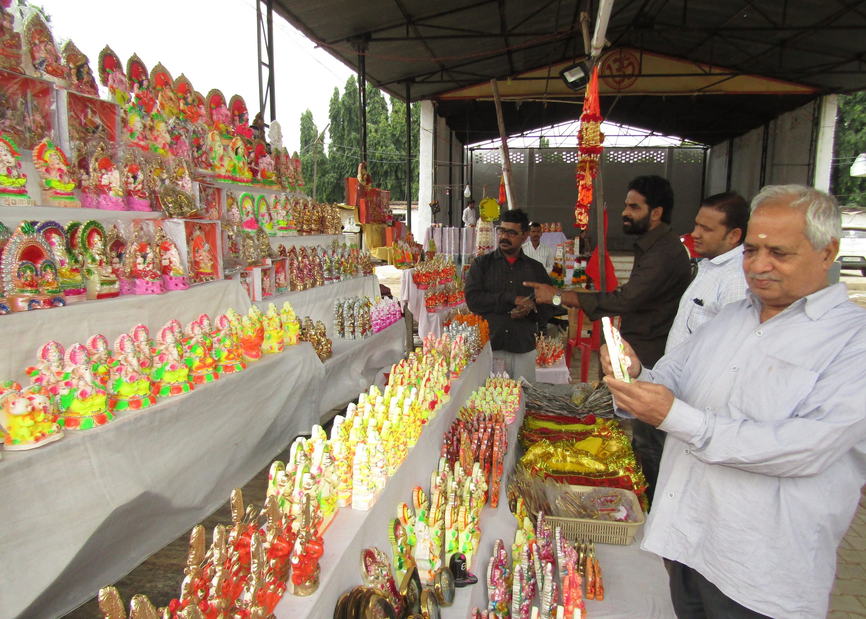 राबर्ट्सगंज रामलीला मैदान स्थित दीपावली बाजार में गणेश-लक्ष्मी प्रतिमा की खरीदारी करते लोग।