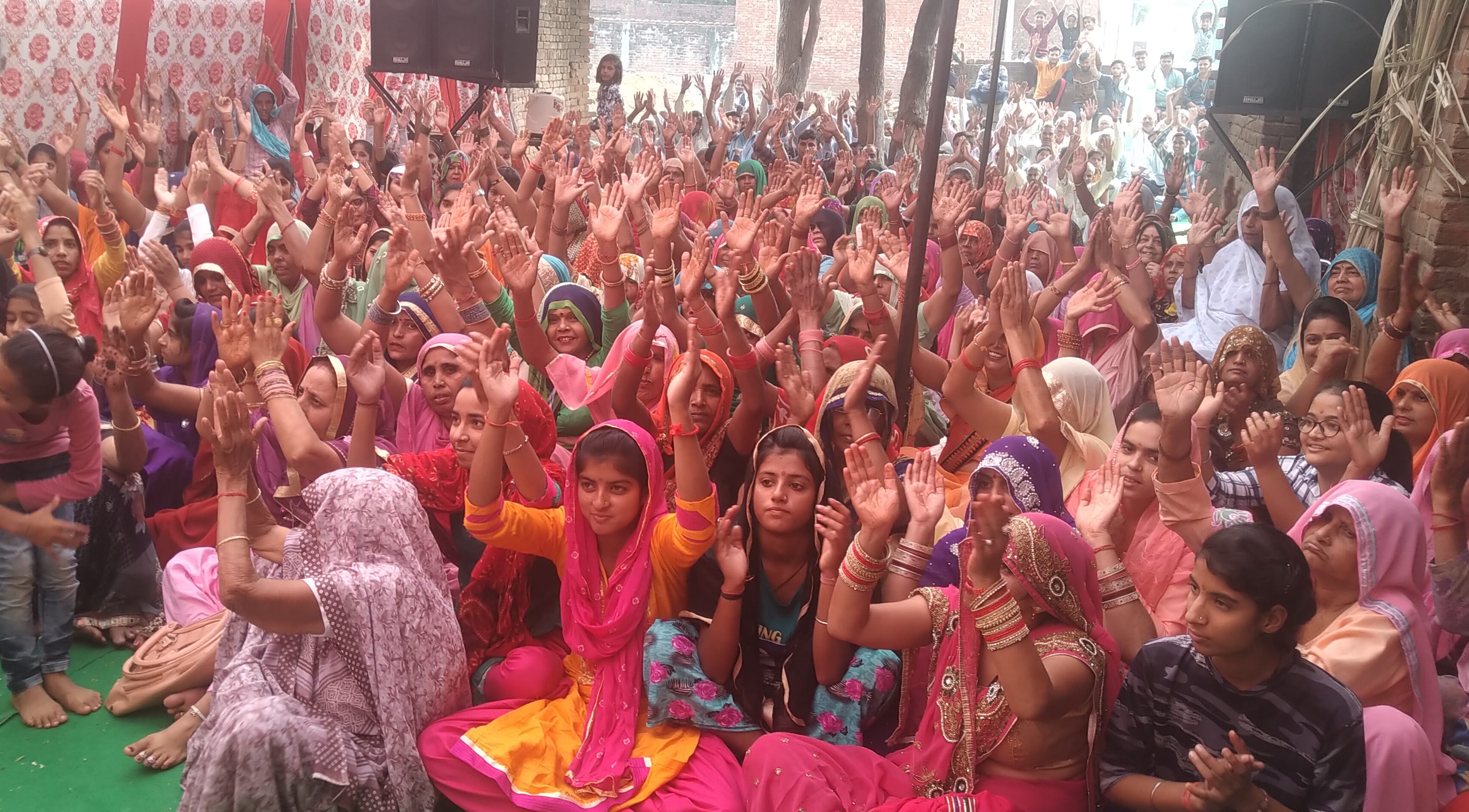 बाबरी क्षेत्र के गांव हिरनवाडा में कथा सुनती महिलाऐ