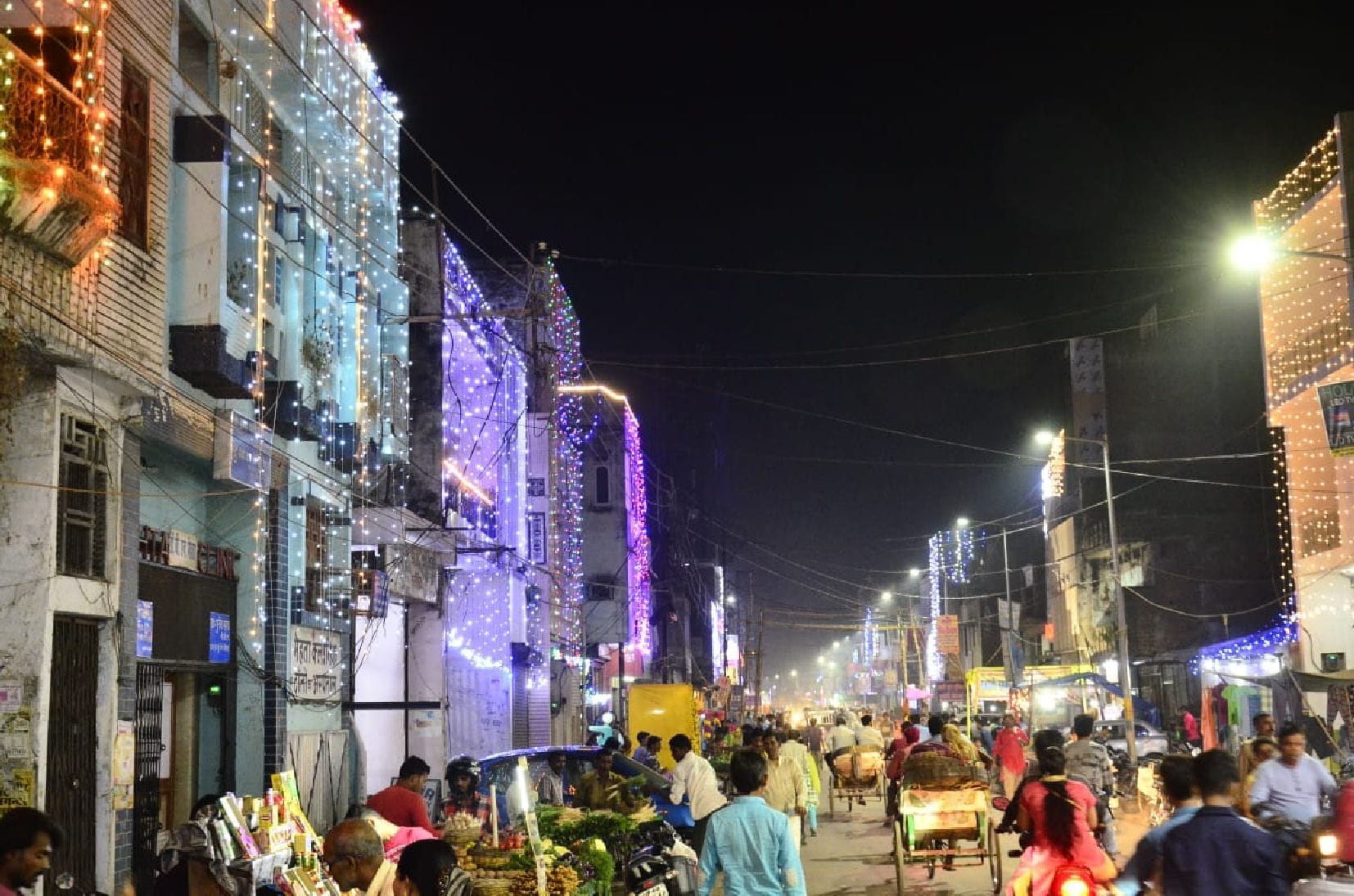 बहराइच में शनिवार को दीपावली के अवसर पर झालरों से जगमग मकान।