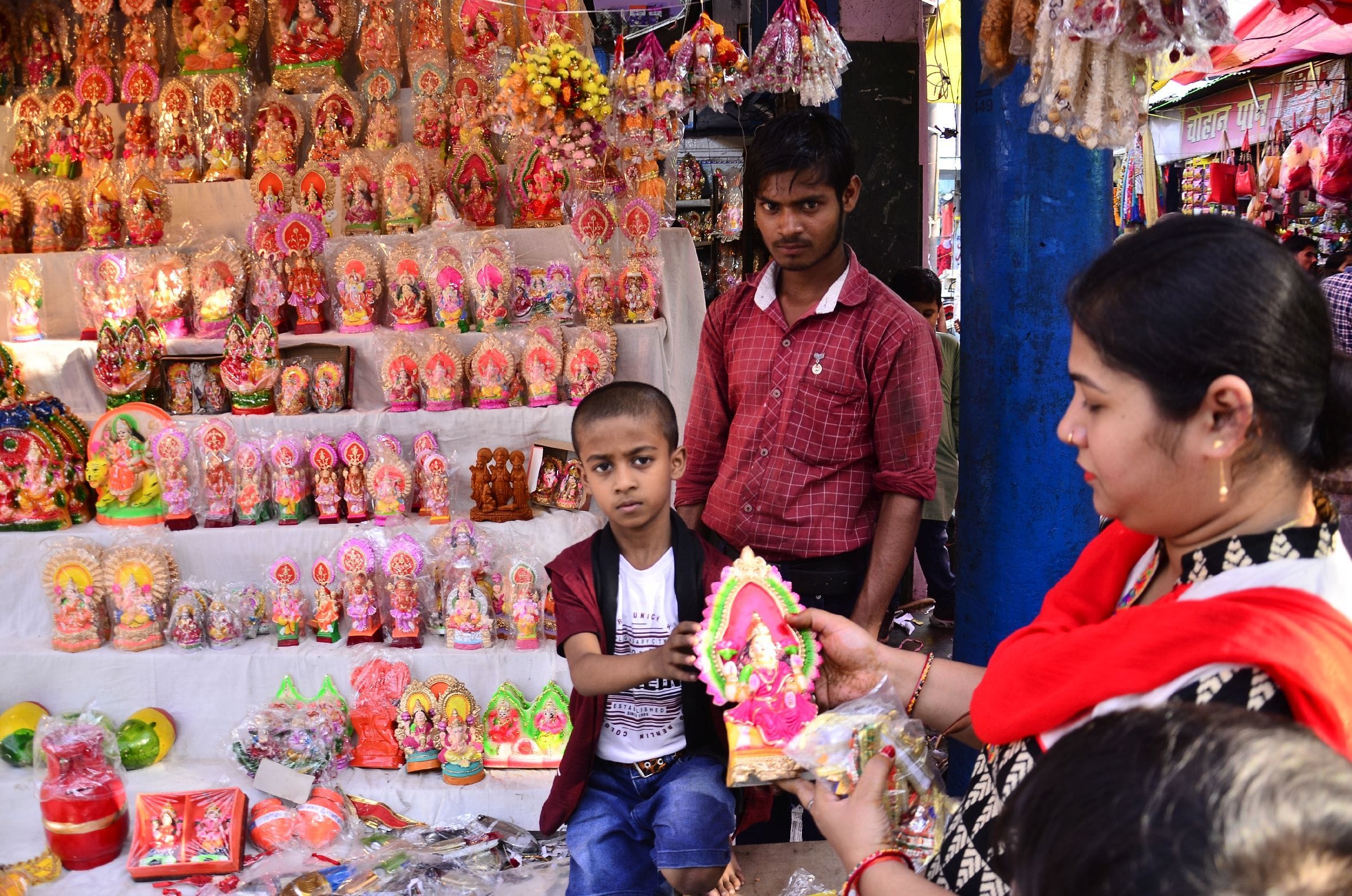 बहराइच नगर में शनिवार को दीपावली के लिए गणेश-लक्ष्मी प्रतिमा की खरीददारी करतीं महिलाएं।