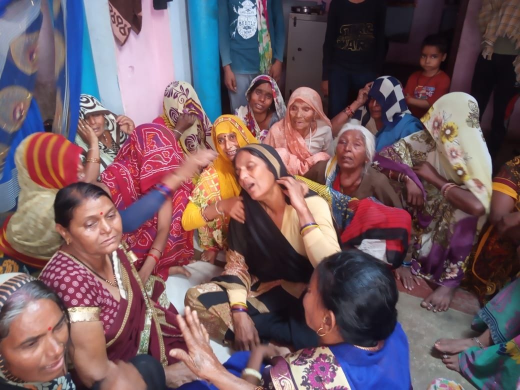 घर पर रोते बिलखते लोकेंद्र के परिजन