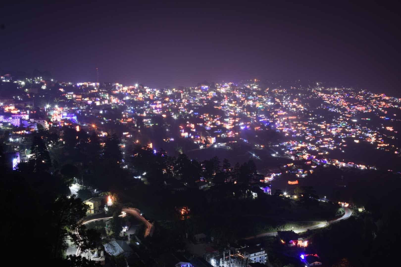 दिवाली की पूर्व संध्या पर रोशनी से नहाया अल्मोड़ा शहर। दिवाली की पूर्व संध्या पर रोशनी से नहाया अल्मोड़ा शहर।