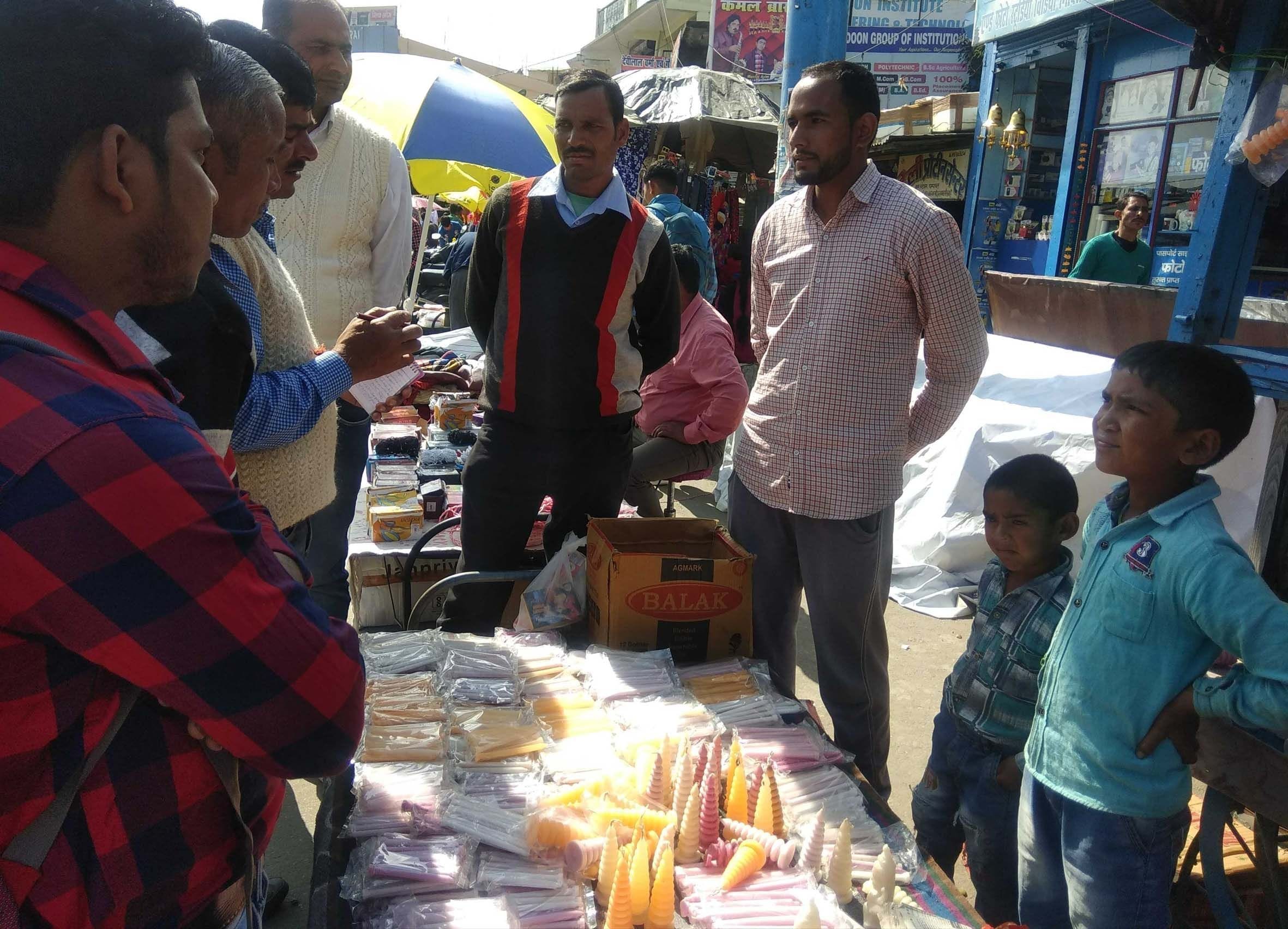 दिवाली बाजार में अपनी बनाई मोमबत्तियां बेचता चंपावत का विजय कुमार। दिवाली बाजार में अपनी बनाई मोमबत्तियां बेचता चंपावत का विजय कुमार।