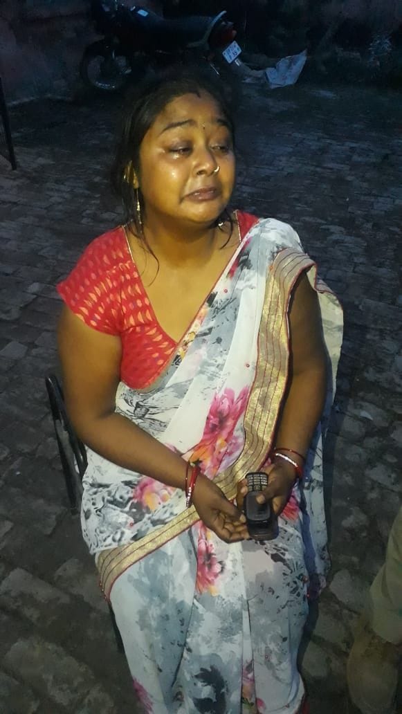 लूट के बाद रानी की सराय थाने में रोती-बिलखती महिला। लूट के बाद रानी की सराय थाने में रोती-बिलखती महिला।