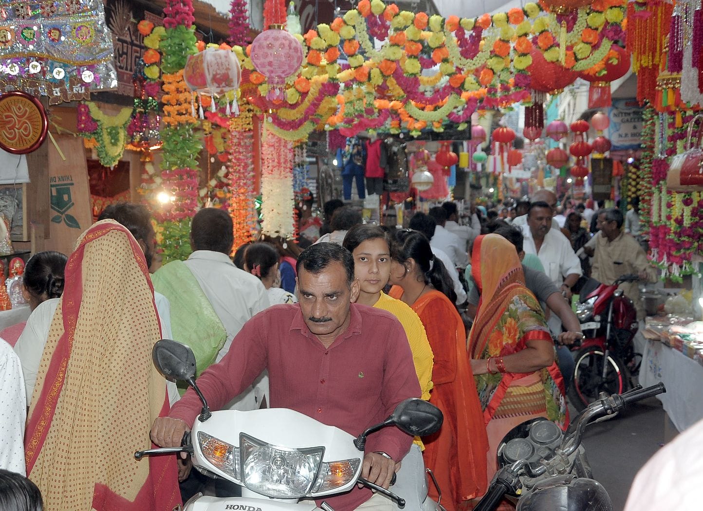 शामली में दीपावली पर बाजार में लगी भीड शामली में दीपावली पर बाजार में लगी भीड