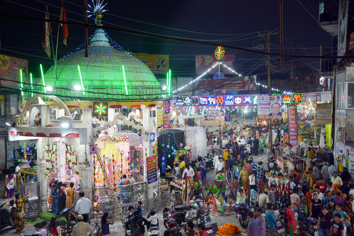 शिव चौक पर लगे दीवाली के बाजार में उमडी भीड।