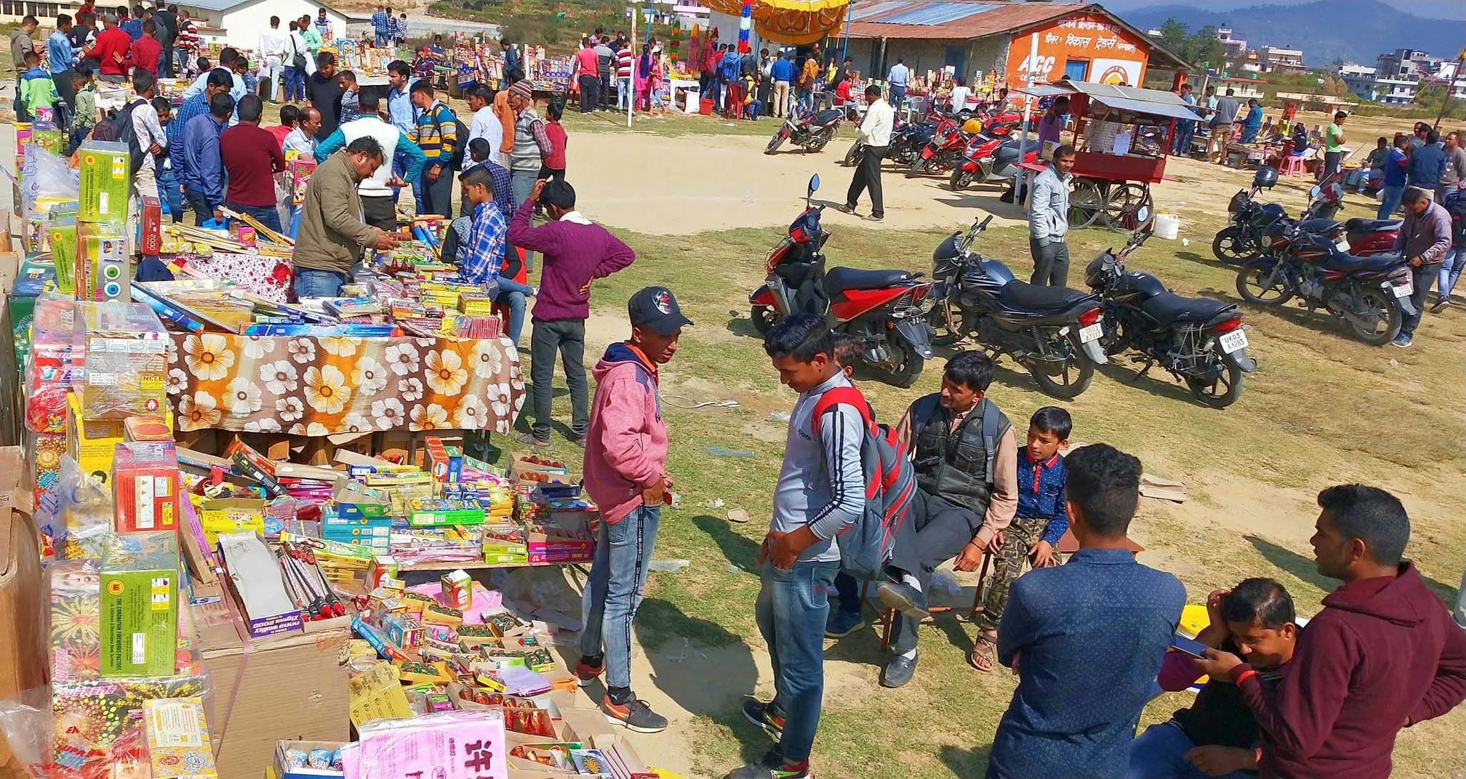 चंपावत के गोरलचौड़ मैदान में लगा पटाखा बाजार। चंपावत के गोरलचौड़ मैदान में लगा पटाखा बाजार।