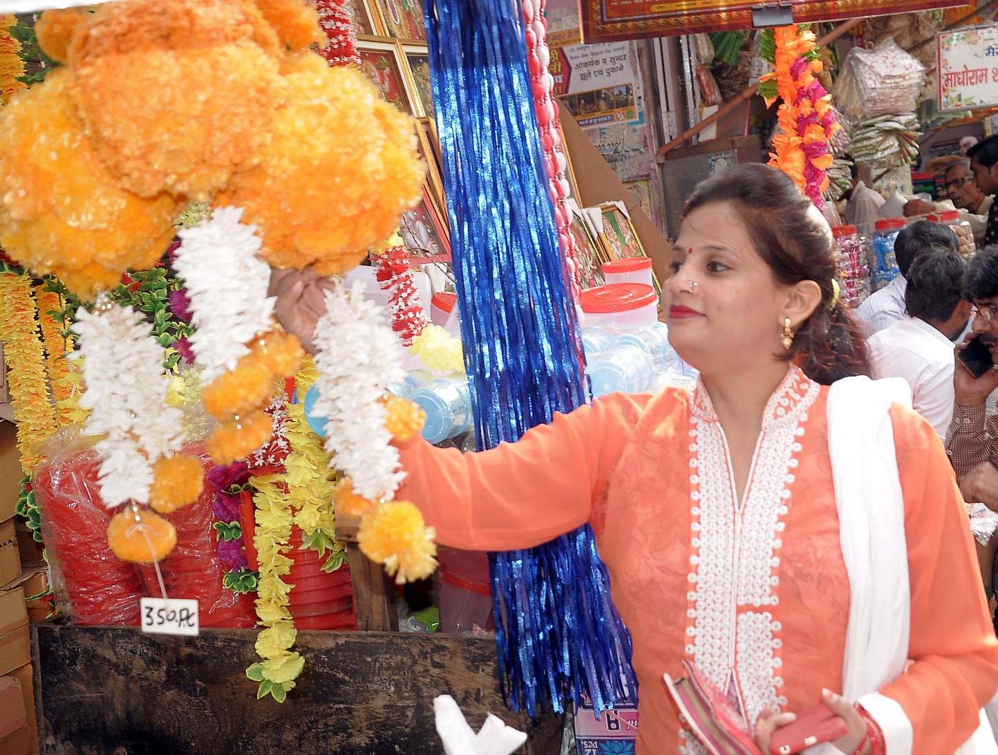 शामली में दीपावली पर खरिदारी करती महिला शामली में दीपावली पर खरिदारी करती महिला