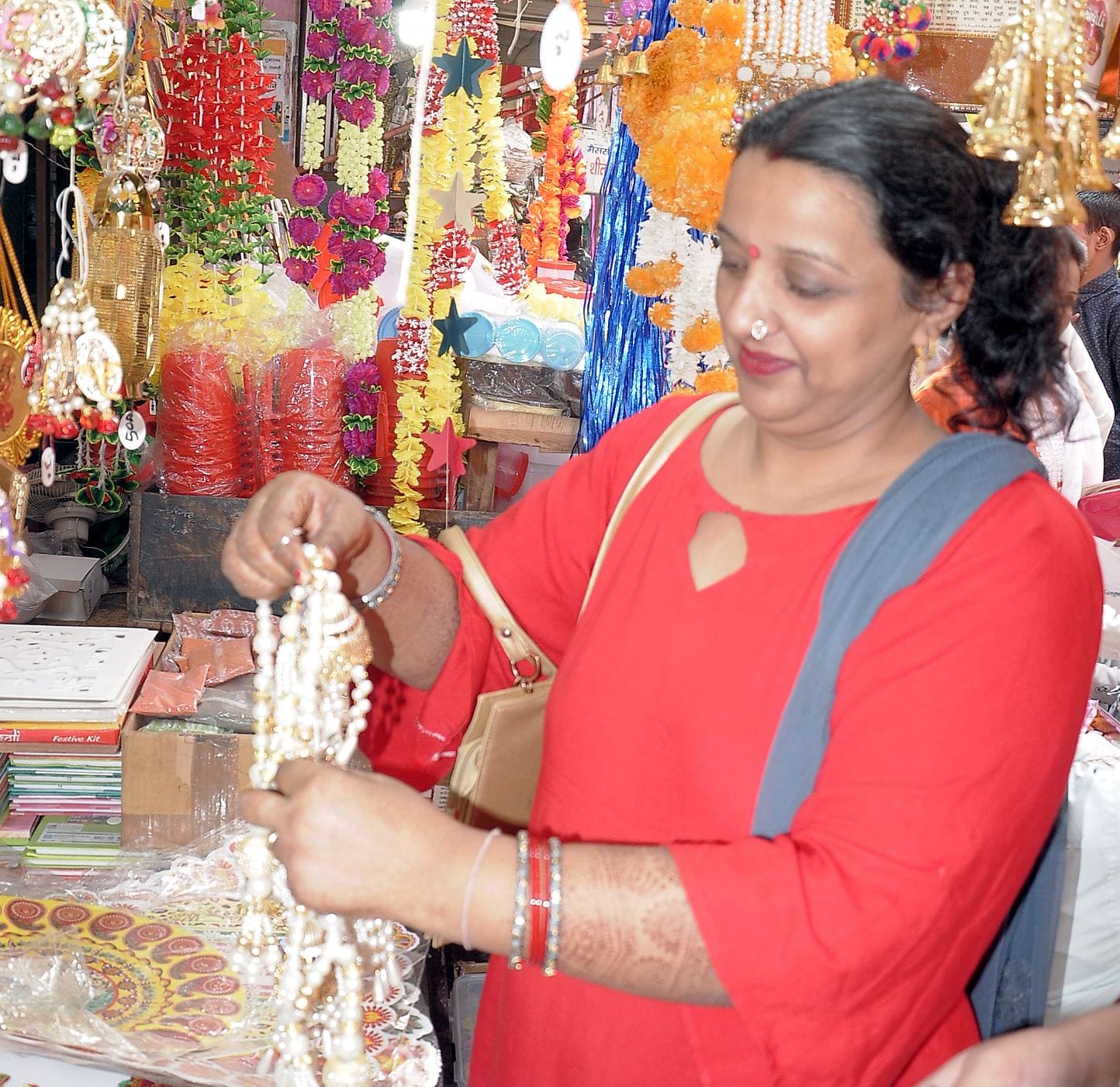 शामली में दीपावली पर खरिदारी करती महिला शामली में दीपावली पर खरिदारी करती महिला