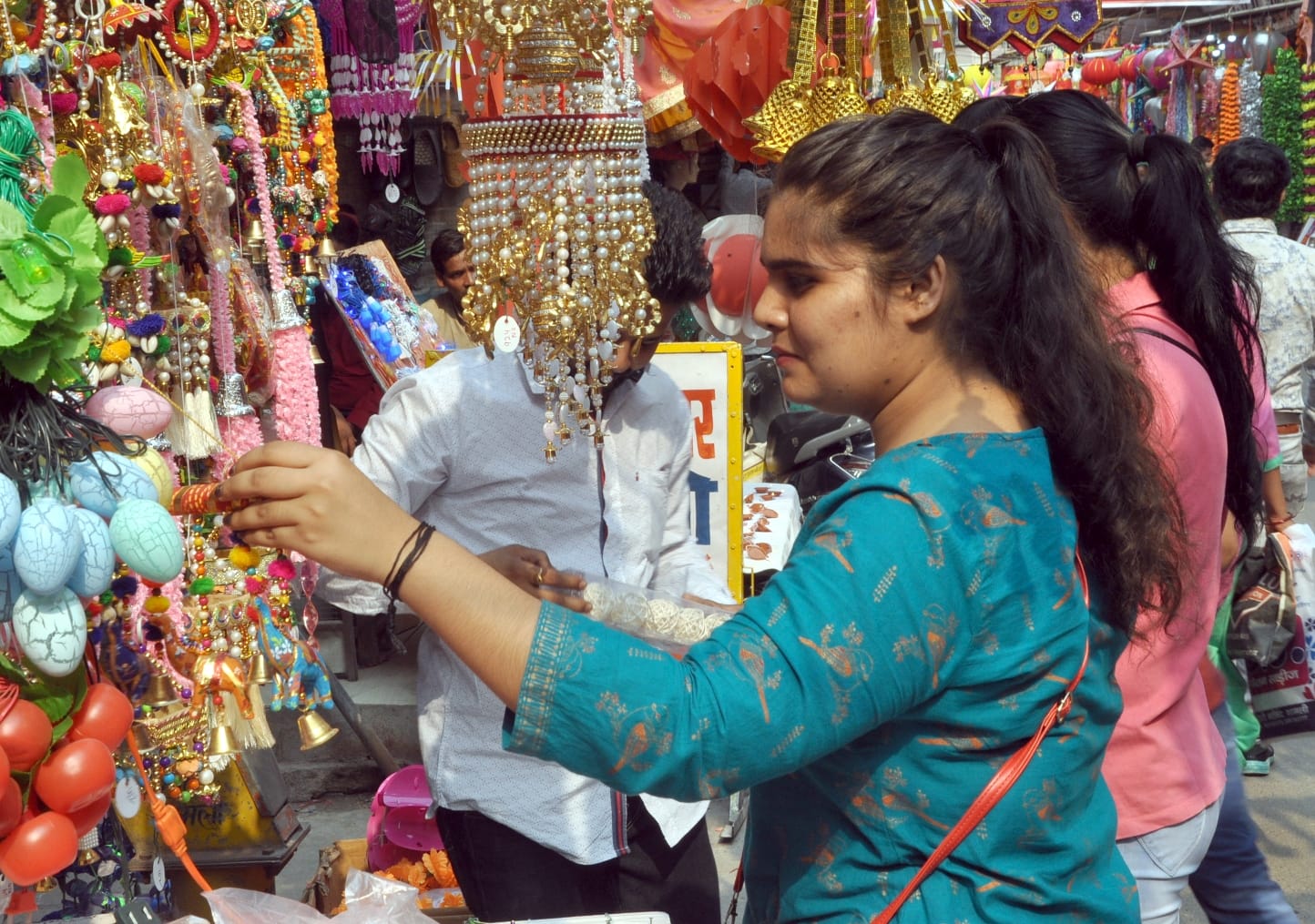 शामली में दीपावली पर खरिदारी करती महिलाऐ शामली में दीपावली पर खरिदारी करती महिलाऐ