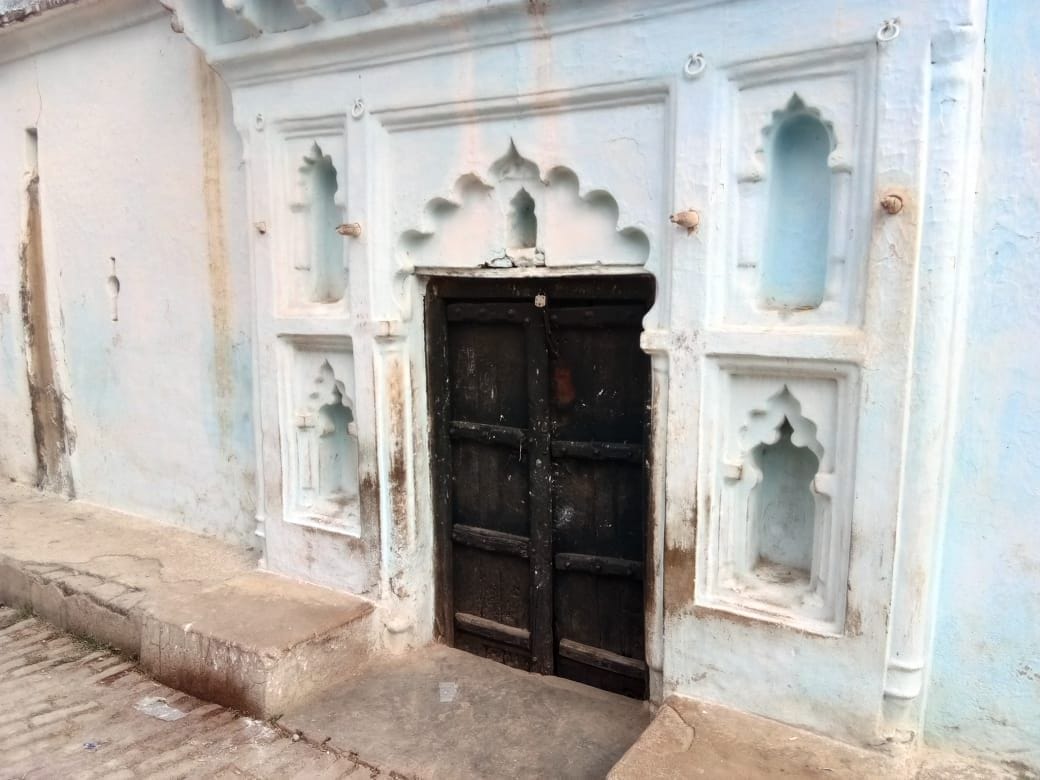 व्यापारी राजेश के घर पड़ा ताला व्यापारी राजेश के घर पड़ा ताला