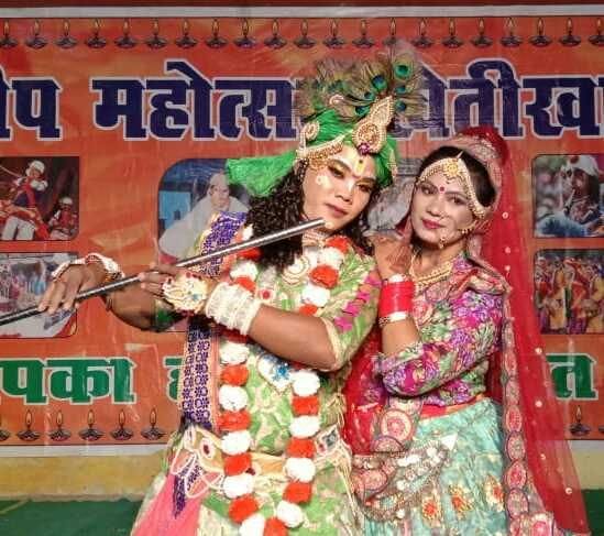 खेतीखान के दीप महोत्सव में मनमोहक प्रस्तुति देते कलाकार। खेतीखान के दीप महोत्सव में मनमोहक प्रस्तुति देते कलाकार।
