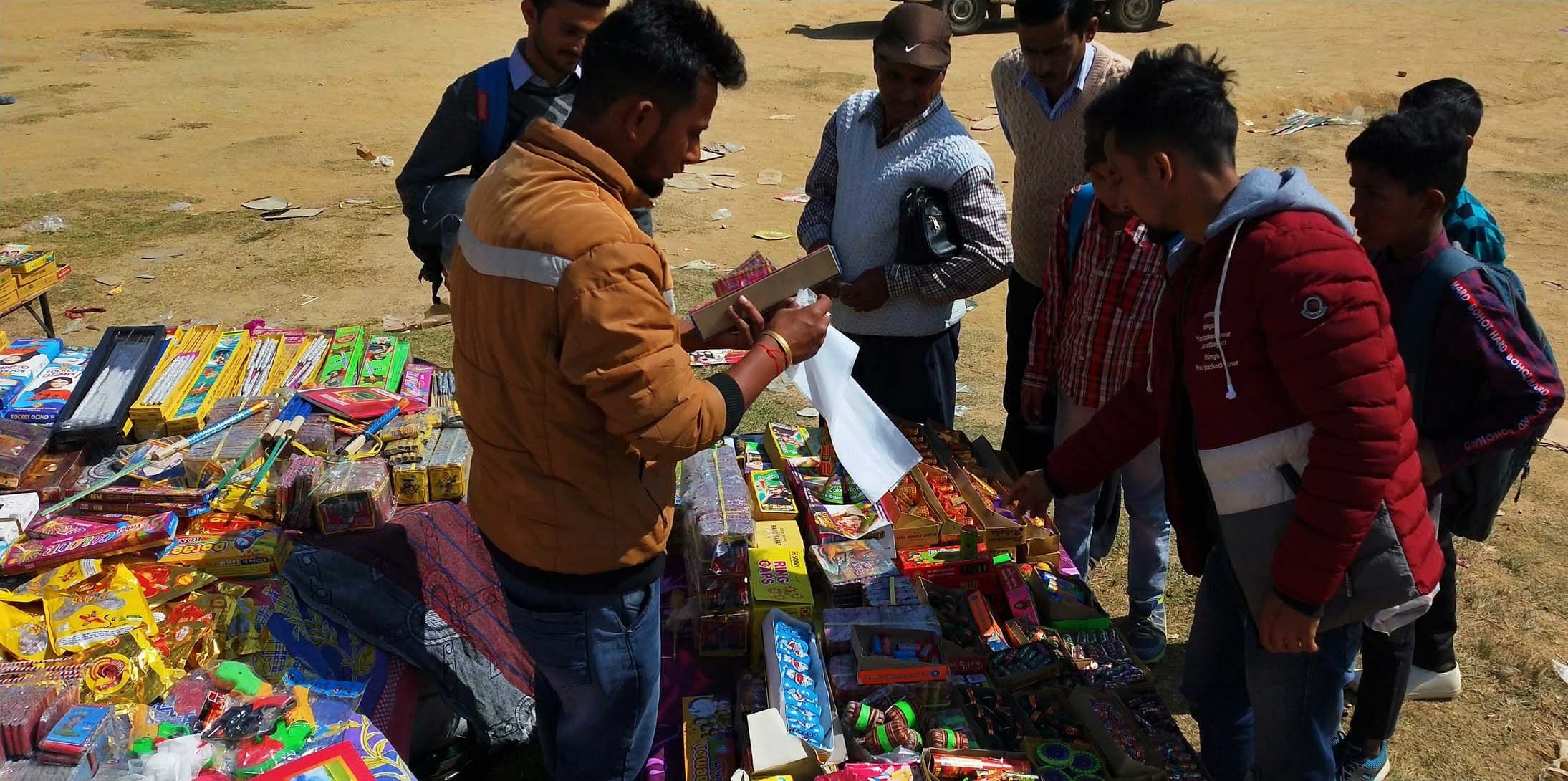 चंपावत में पटाखे की खरीद करते लोग। चंपावत में पटाखे की खरीद करते लोग।