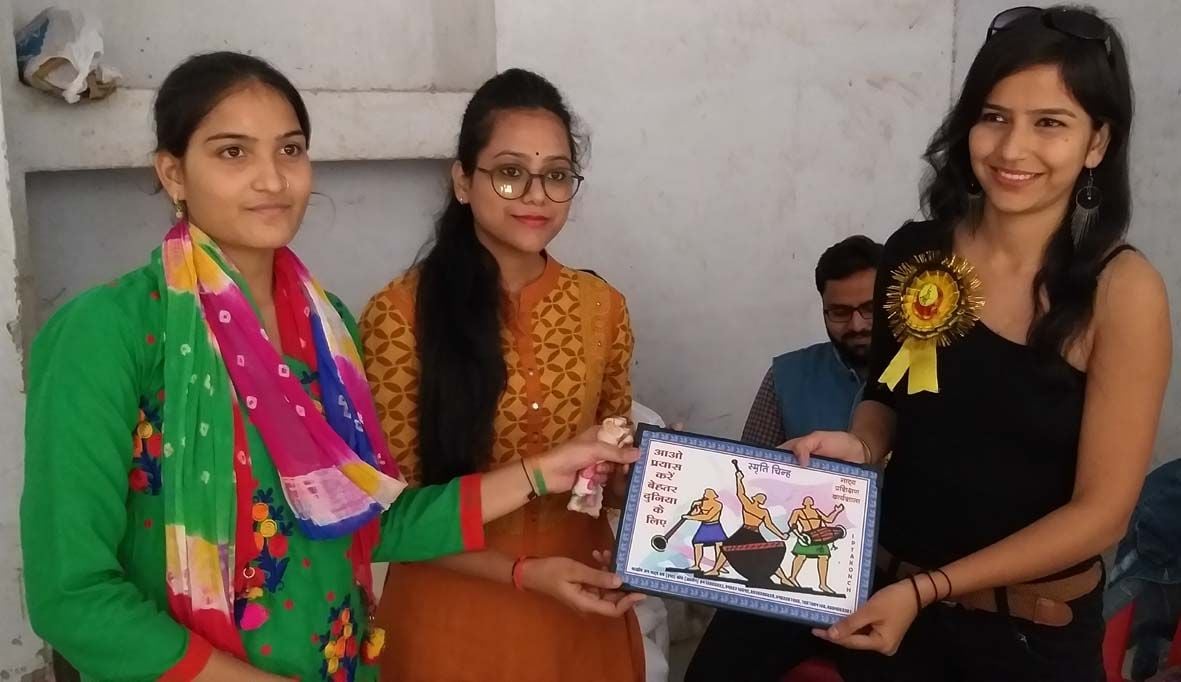 अभिनेत्री सिमरन कौर को स्मृति चिन्ह प्रदान करते संस्कृति गरासिया अभिनेत्री सिमरन कौर को स्मृति चिन्ह प्रदान करते संस्कृति गरासिया