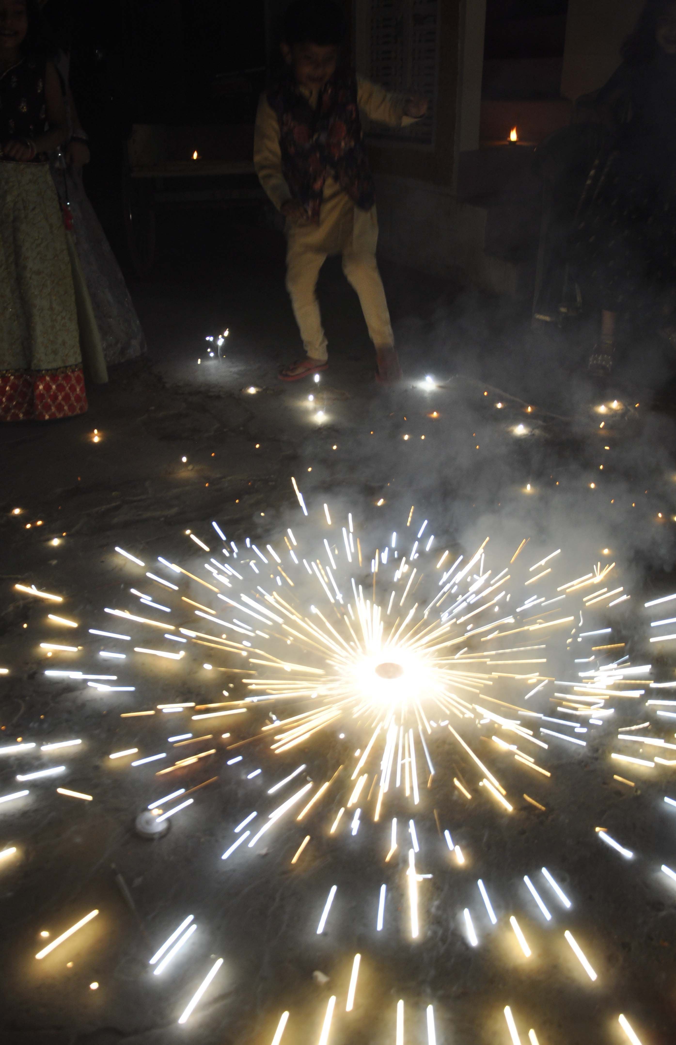 दीपपर्व पर मीराभवन में आतिशबाजी का आनन्द लेता बच्चा।