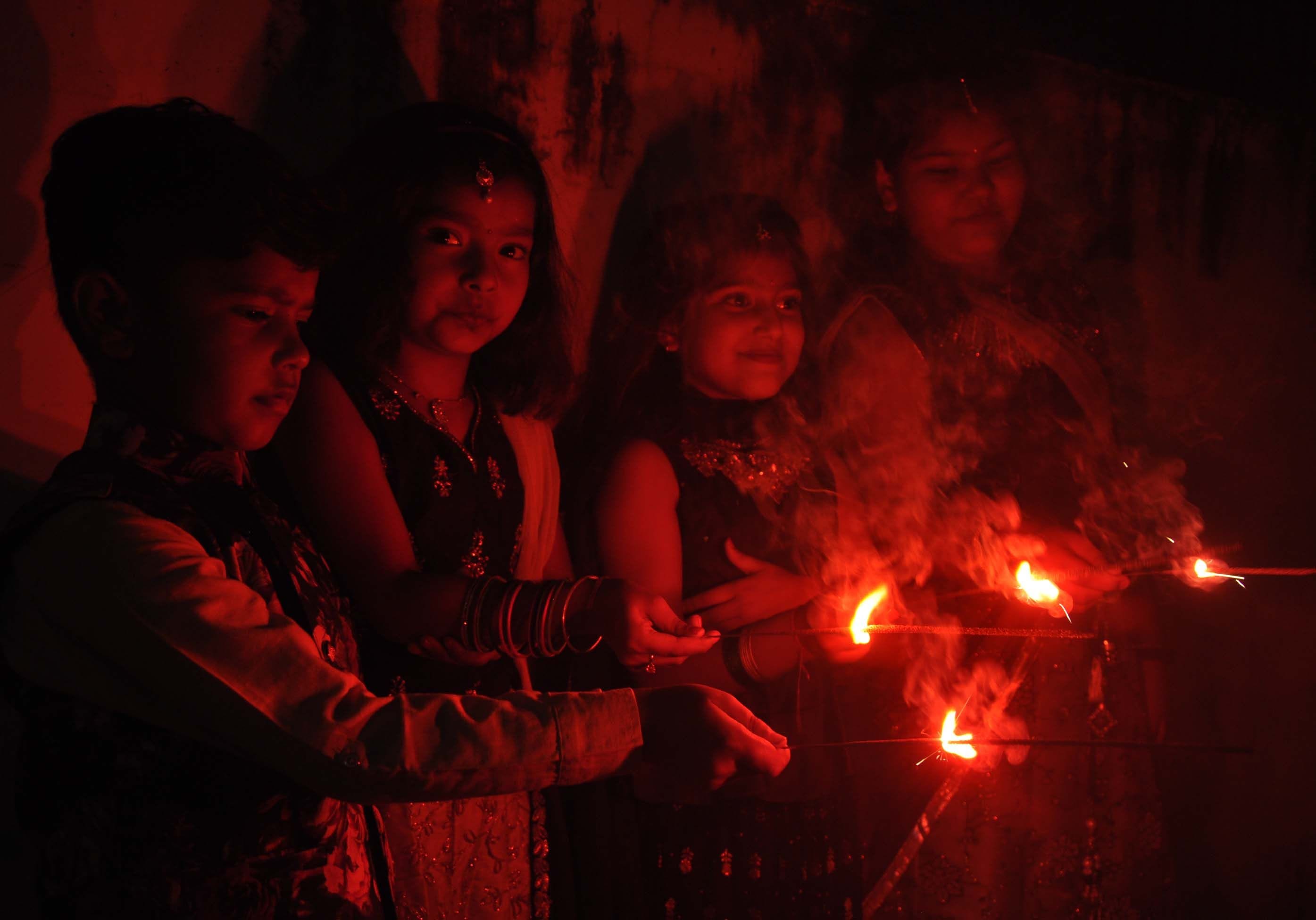 दीपपर्व पर मीराभवन में आतिशबाजी करते बच्चे।