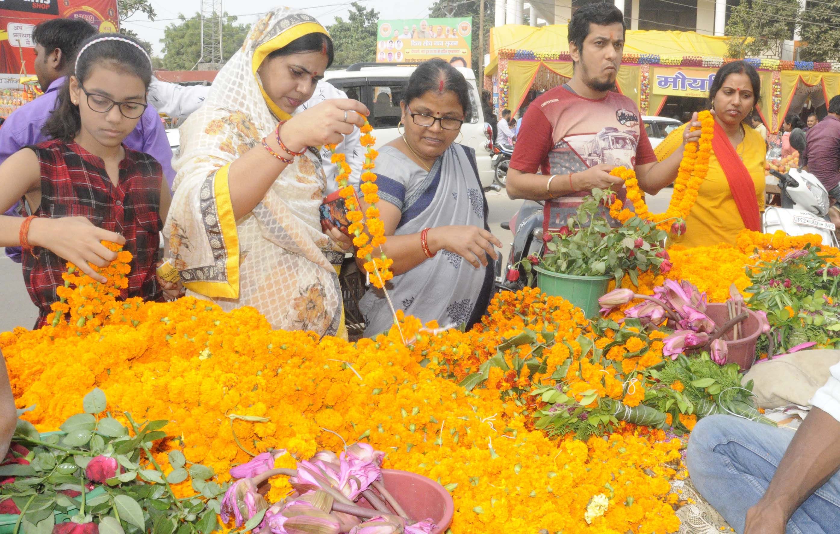 अम्बेडकर चौराहे पर लक्ष्मी गणेश पूजा व घरों को सजाने के लिए फूल खरीदते लोग। अम्बेडकर चौराहे पर लक्ष्मी गणेश पूजा व घरों को सजाने के लिए फूल खरीदते लोग।
