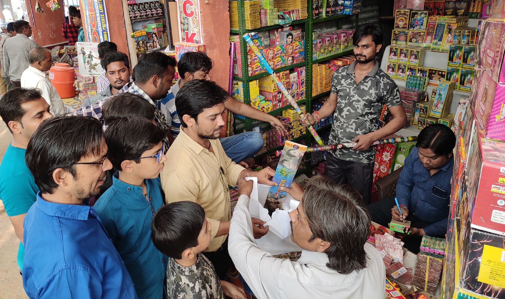 नुमाइश मैदान में लगी दुकानों पर आतिशबाजी की खरीदारी करते लोग। नुमाइश मैदान में लगी दुकानों पर आतिशबाजी की खरीदारी करते लोग।