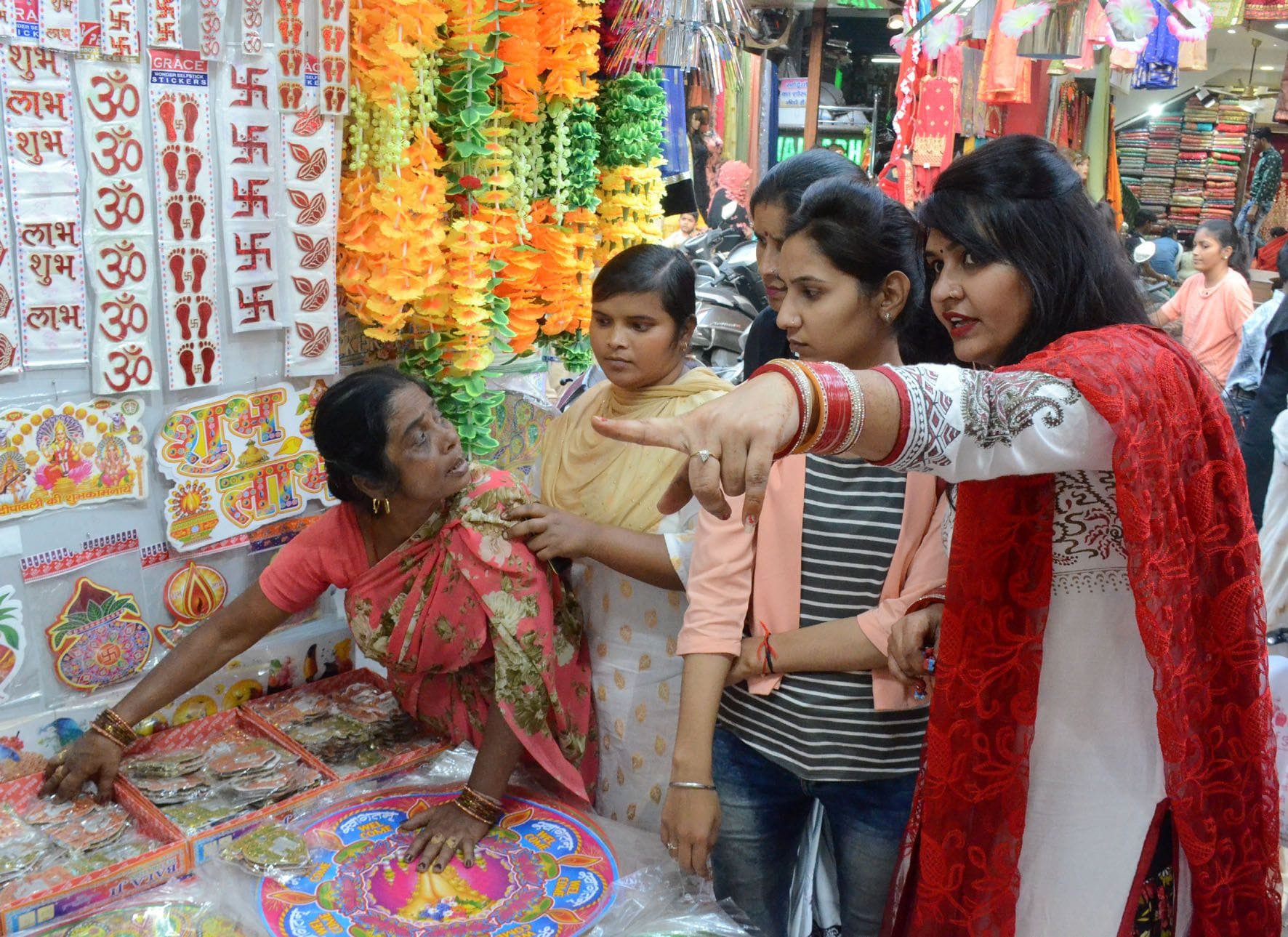 रामघाट रोड़ पर दीपावली पर घर को सजाने के लिये खरीददारी करती महिलाएं। रामघाट रोड़ पर दीपावली पर घर को सजाने के लिये खरीददारी करती महिलाएं।
