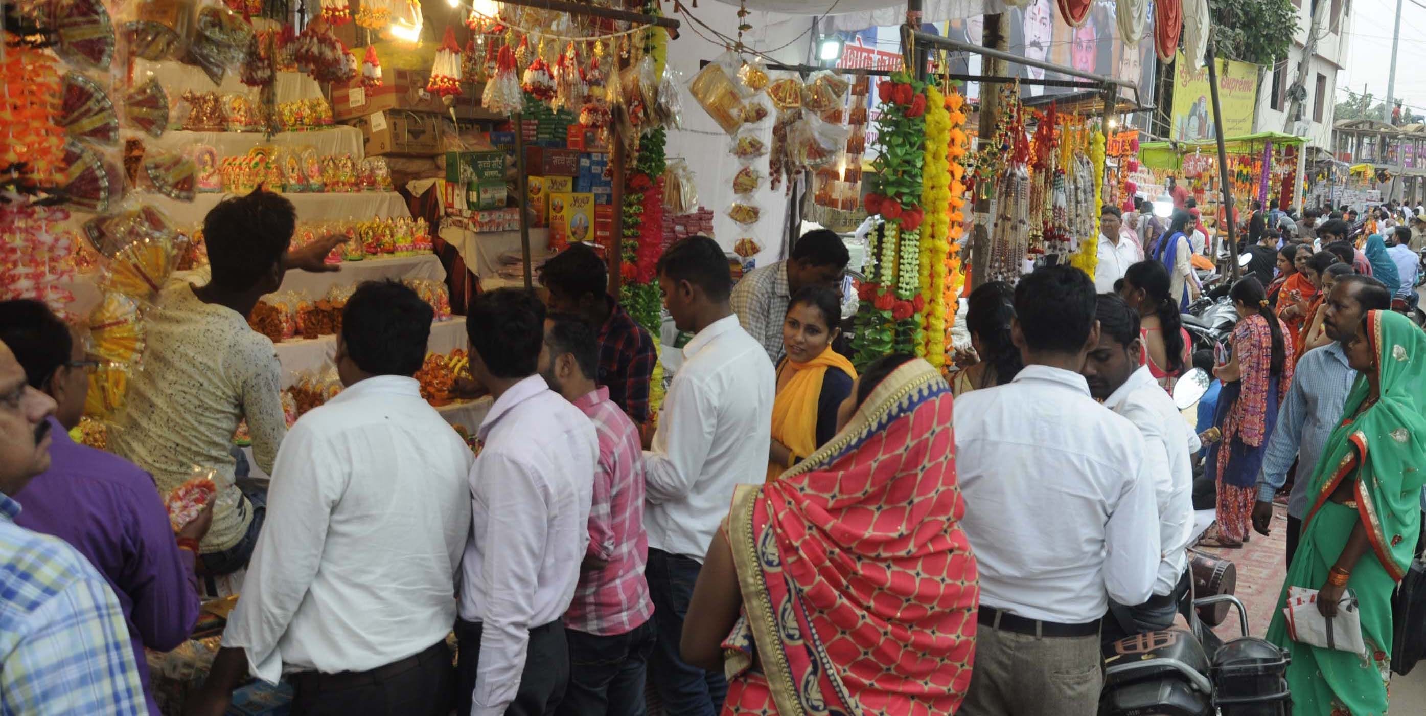 दीपावली की पूर्व संध्या पर दुकानों पर खरीदारों की लगी भीड़। दीपावली की पूर्व संध्या पर दुकानों पर खरीदारों की लगी भीड़।